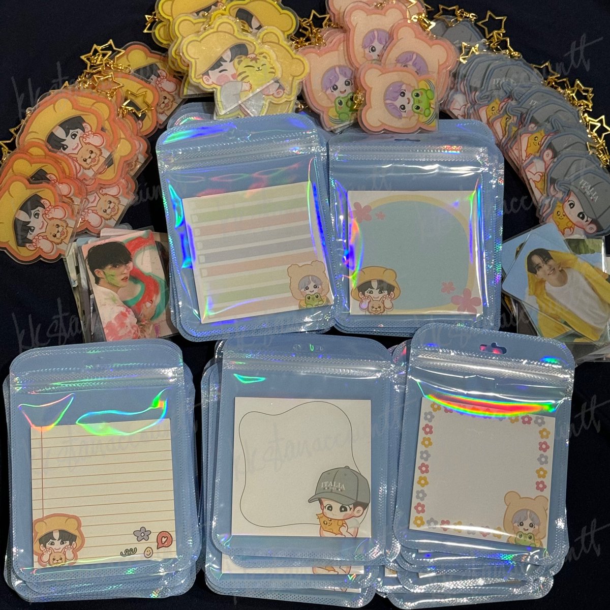seventeen right here
ᯓ✩ fan support by <a href="/kkstanaccountt/">ily ksy xmh ᡣ𐭩</a> 

 ⋆⟡ keyring &amp; memopad ⟢⋆

๑ 25-26 Jan 2025
๑ national stadium singapore
๑ like &amp; rt!

will slip in official photocards
— see you, 캐럿들! ♡

#SEVENTEEN_RIGHT_HERE_IN_SINGAPORE
#SVT_RIGHT_HERE_IN_SINGAPORE