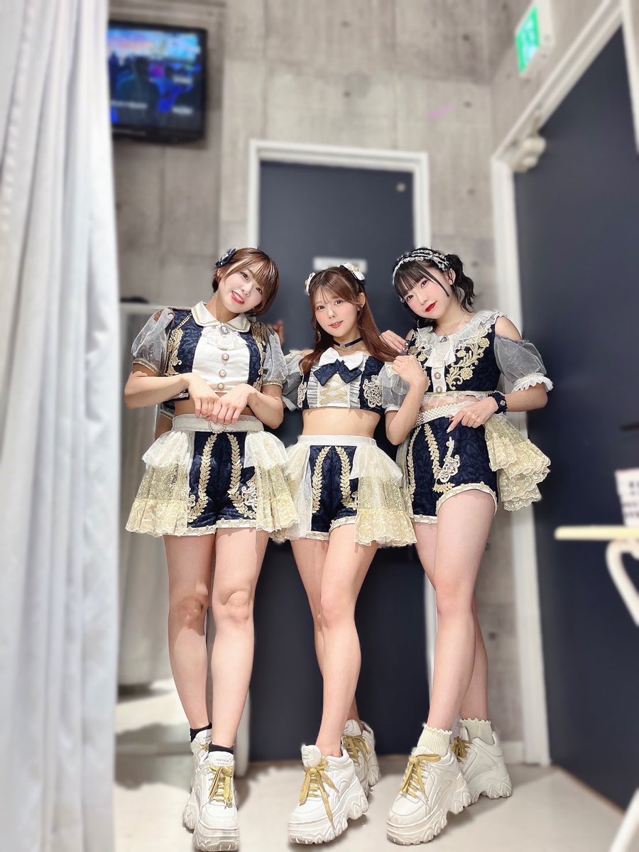 32歳28歳23歳のパンツ衣装㌠！ どの脚が好き？？☺️♡ #アイドル