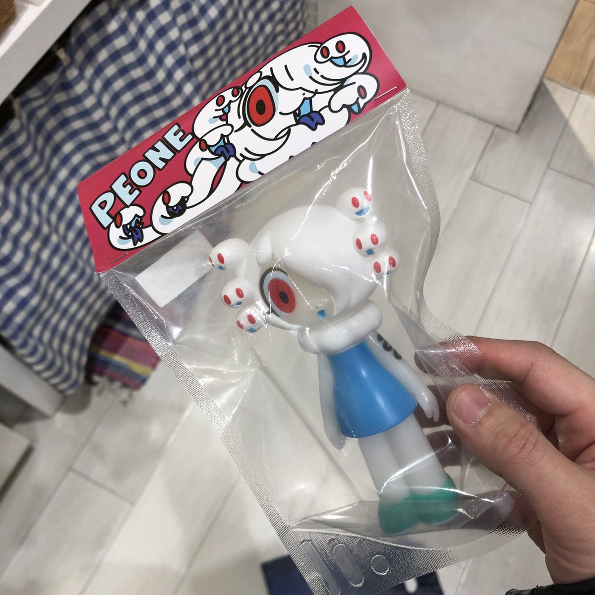 off_0325's tweet photo. 中野行く前に@popspace_shop さんでペオネ可愛くて買っちゃったちゃったー😆
直筆色紙も可愛かったから一緒に買いました!
@87sukiyaki
#panapana
#ペオネ #ソフビ #peone #新宿 https://t.co/epLTBVi1ZH
