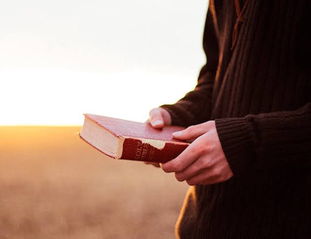 ||Fl.4:11|| Ainda que nunca tenhamos passado fome ou sofrido em prisões, cada um de nós enfrentamos lutas diferentes que podem ser experiências difíceis e até traumatizantes. Mas o cristão que deposita a sua confiança em Deus viver contente em toda e qualquer situação”#rpSp