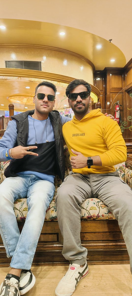 Raj70074889's tweet photo. #SkyForce Review: Delivers A Sky-High Patriotic Drama
RATING: ⭐⭐⭐⭐ 4/5*
#SkyForceReview #AkshayKumar #VeerPahariya @MaddockFilms @jiostudios #Leofilms @sandeep_kewlani @akshaykumar @nirenbhatt #DineshVijan #JyotiDeshpande https://t.co/6myWxidtuH