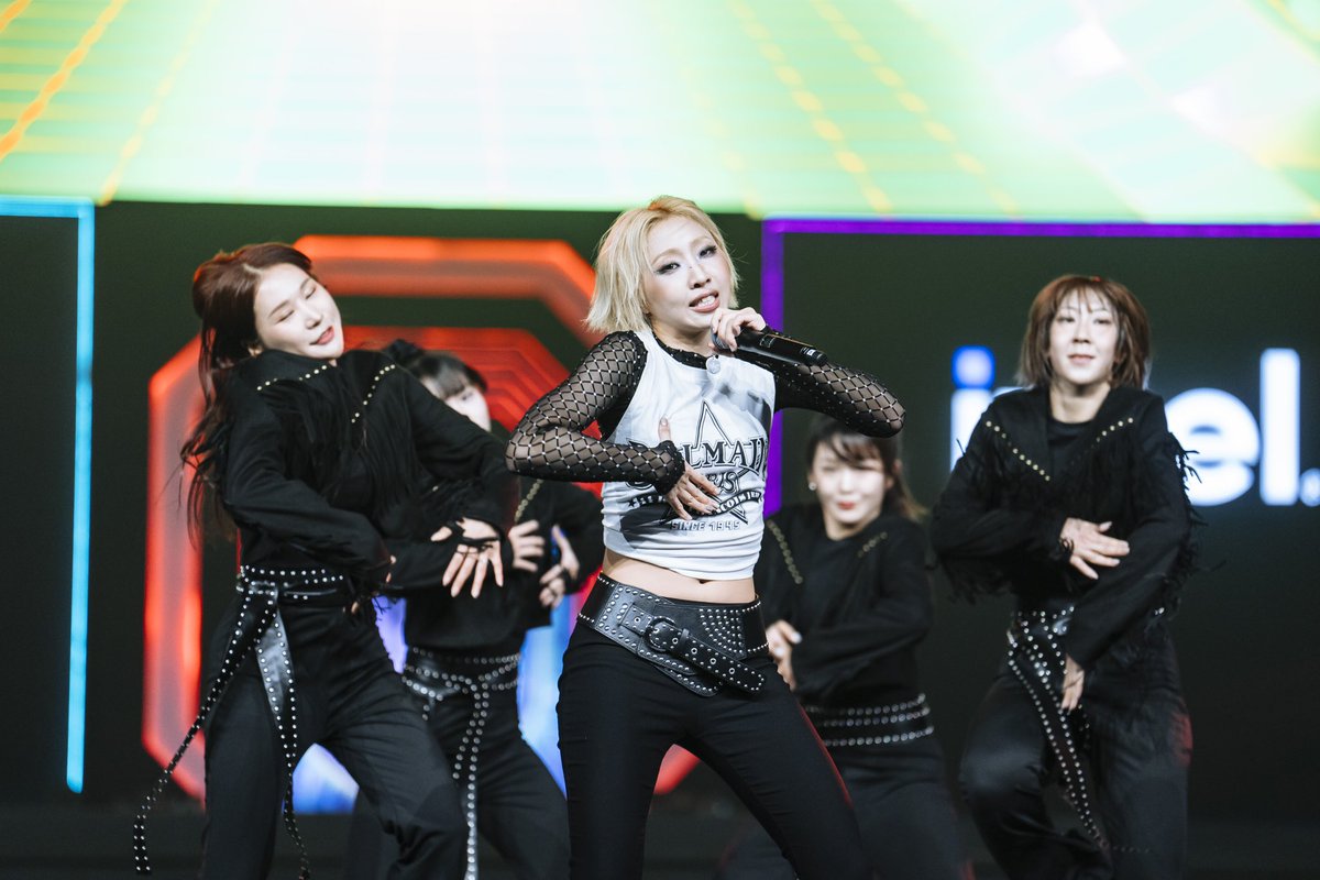 mykpopwire's tweet photo. [MY K-POP WIRE at live] APAC Predator League 2025

date: 11.01.2025 (Saturday)
venue: Malaysia International Trade and Exhibition Centre (MITEC)

#MINZY 
@mingkki21 
#2NE1​ 
#MyAcer 
#PredatorGamingMY 
#PredatorLeague2025 
#PL2025 
#MINZYinKL 
#MYKPOPWIRE https://t.co/jxgz8e0xnM
