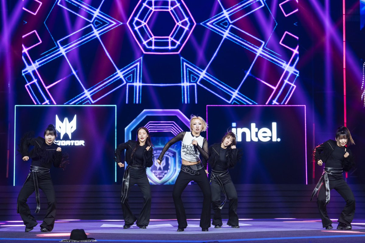mykpopwire's tweet photo. [MY K-POP WIRE at live] APAC Predator League 2025

date: 11.01.2025 (Saturday)
venue: Malaysia International Trade and Exhibition Centre (MITEC)

#MINZY 
@mingkki21 
#2NE1​ 
#MyAcer 
#PredatorGamingMY 
#PredatorLeague2025 
#PL2025 
#MINZYinKL 
#MYKPOPWIRE https://t.co/jxgz8e0xnM