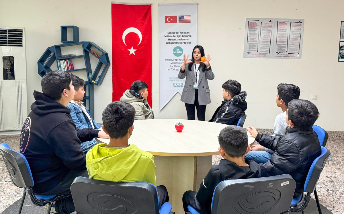 mudemtr's tweet photo. MUDEM Kırıkkale İl Temsilciliğimizde, 12-15 yaş arası erkek çocuklara yönelik anlamlı bir etkinlik gerçekleştirdik. "Ben Kimim?" özgüven çalışmasıyla, çocukların kendini tanıma becerileri kazanmalarına ve özgüvenlerini geliştirmelerine katkı sağlamayı amaçladık.

Psikolog Betül Turalıoğlu rehberliğindeki etkinlikte, çocuklar hem eğitici hem de keyifli bir süreç geçirdi. Bu çalışma sayesinde, kendilerini daha iyi tanıma fırsatı buldular ve sosyal becerilerini güçlendirdiler.

MUDEM’e sağladığı cömert destek için @StatePRM'e teşekkür ederiz.

--

At MUDEM Kırıkkale Provincial Representative Office, we organised a meaningful activity for boys between the ages of 12-15. With the ‘Who Am I?’ self-confidence activity, we aimed to contribute to children's self-knowledge skills and self-confidence.

Under the guidance of psychologist Betül Turalıoğlu, the activity was both educational and enjoyable. Thanks to this activity, they had the opportunity to get to know themselves better and strengthen their social skills.

We thank the @StatePRM for their generous support to MUDEM.
