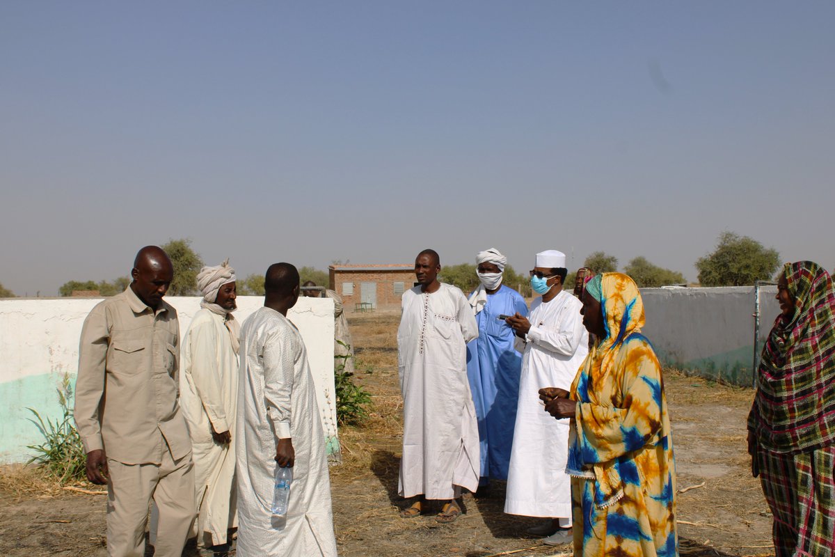 agmvtchad's tweet photo. L'ANGMV a visité hier le FACI d'Al Koudou (5 ha, 303 bénéficiaires, majoritairement des femmes). L'équipe dirigée par le DG M. Kodou Choukou Tidjani a échangé avec le comité de gestion sur les défis liés à l'eau et au fourrage.
@PNUD_Tchad
#Tchad #greatgreenwall https://t.co/AyY1DYHzMP