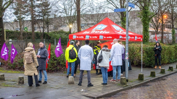[Extra] Personeel IFF Hilversum voert actie: ‘Het uitblijven van een goede cao zit de medewerkers hoog’ -  hilversumsnieuws.nl/l/349867
