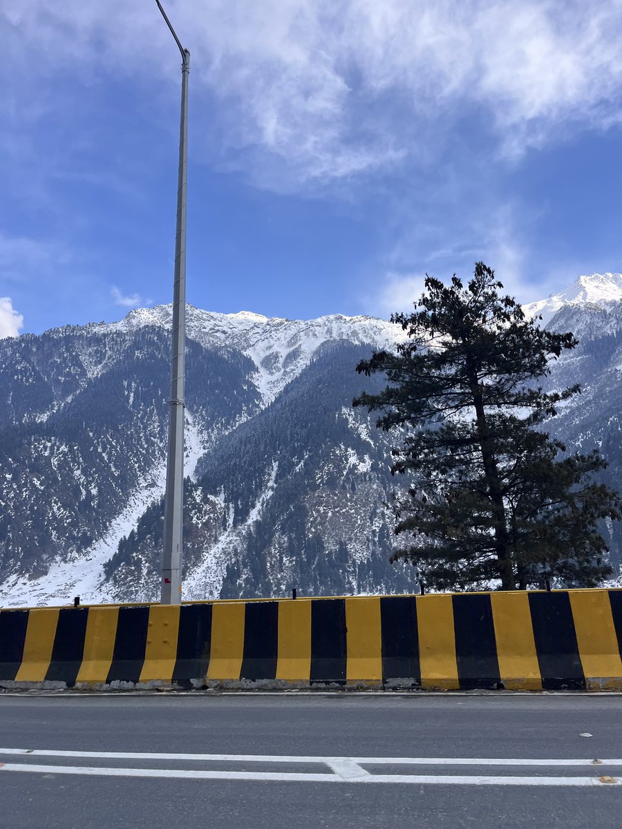 ShafiMaroof's tweet photo. We left home just to have some tea nearby and resulted in having some cold tea at Sonmarg, lol. https://t.co/y05FNrRUYx