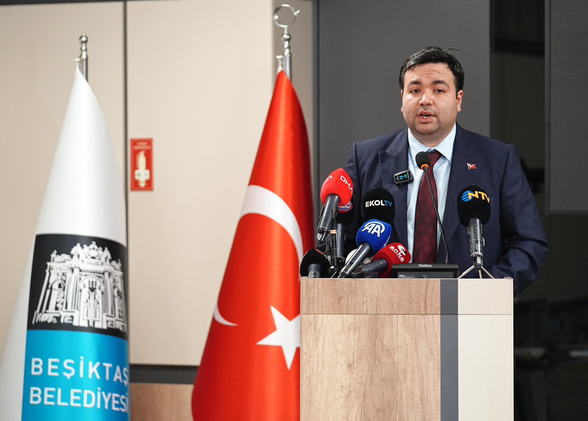 RasimSisman's tweet photo. Başkanım, halkın iradesinin sembolü, emanetiniz olan makamınızın kapısı yeniden aramıza döneceğiniz güne dek kilitli kalacak. 

Her sokağında iziniz, her köşesinde emeğiniz olan bu kente hizmeti bıraktığınız yerden sürdürmeye devam edeceğiz. 

Bizler varız, buradayız.@RizaAkpolat https://t.co/Pdb0qtTzqe