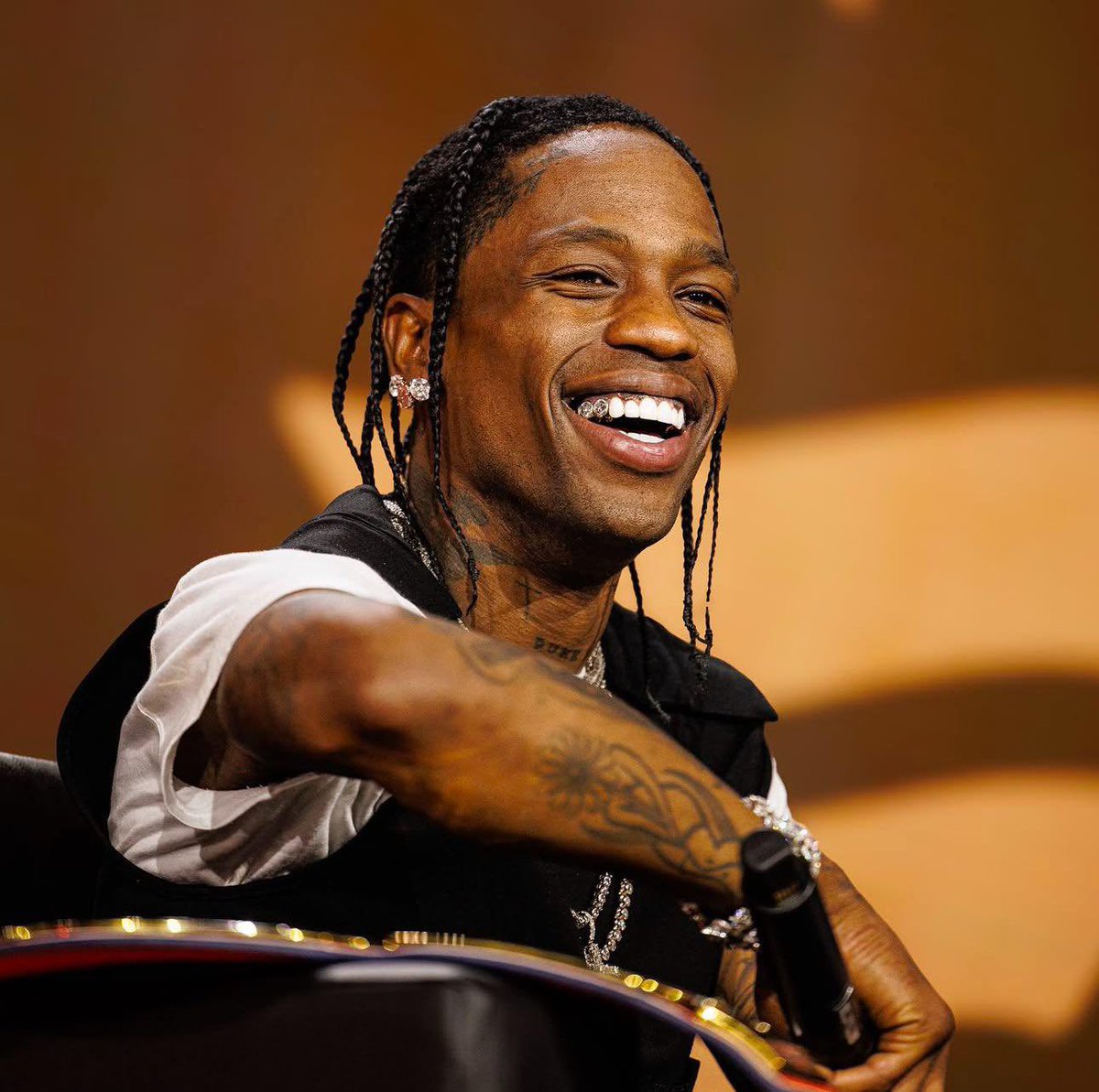 JKALona's tweet photo. Can’t stop playing 4X4! Travis Scott took it to a whole new level with this one 🔥.  
#TravisScott4x4  

Stream: [https://t.co/FL0U5w4R4m] https://t.co/sy51Ti49x9