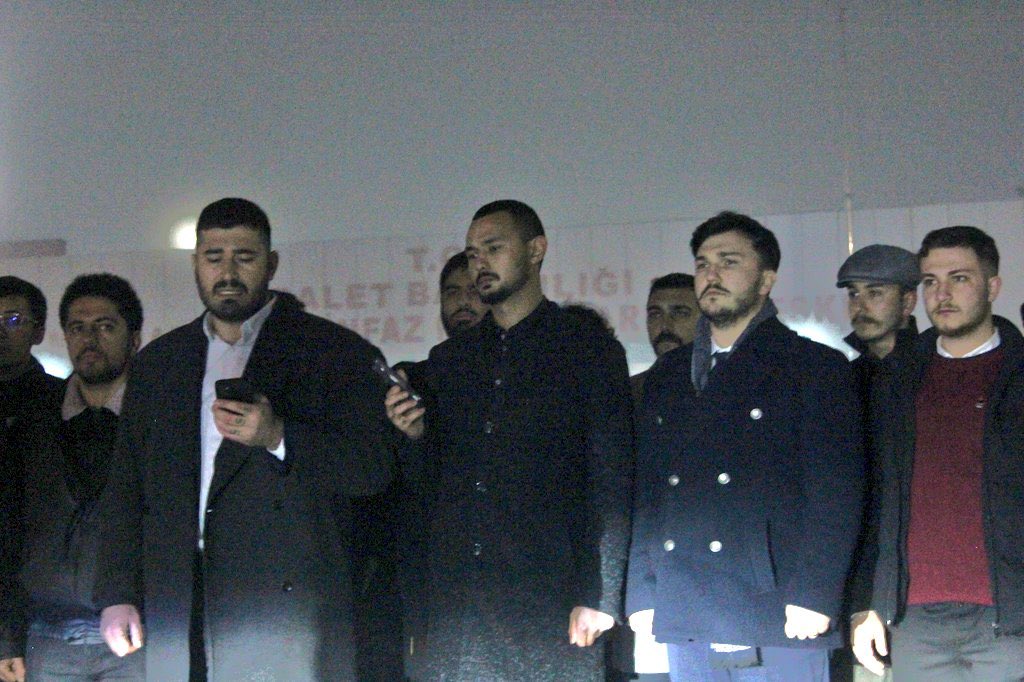 ♦️Zafer Partililer, Ümit Özdağ için Silivri'de nöbette.