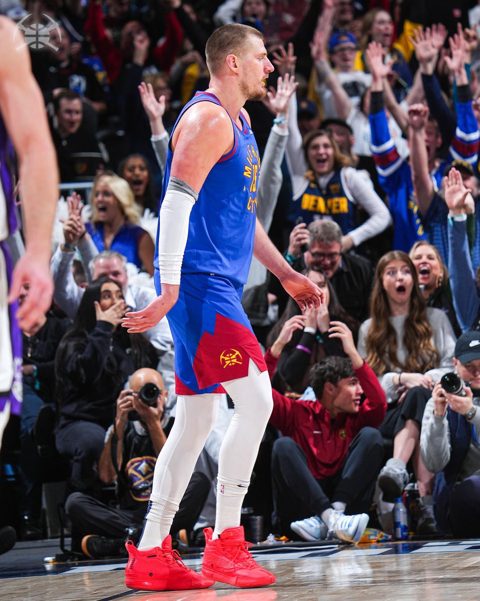 Ballislife's tweet photo. Jokic’s reaction and the crowd’s reaction https://t.co/bfSVG1pOA4