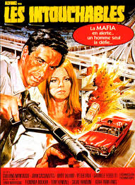 merlinpapin3's tweet photo. .@FredOL69007 #DéfiCinéClassique2025 Janvier (Disparus 2024 – Gena Rowlands)  avec  le film #LesIntouchables de Giuliano Montaldo(1969) avec John Cassavetes Britt Ekland Peter Falk Gena Rowlands Gabrielle Ferzetti Pierluigi Apra Claudia Biava Margherita GuzzinatiFlorinda Bolkan Tony Kendall Val Avery

Le clan des intouchables est une mafia locale puissante. Jack engage son père Hank McCain, qui vient de sortir de prison après douze ans, pour cambrioler un casino appartenant à la célèbre mafia. Le casse est organisé par Charlie Adamo, récemment nommé responsable des activités mafieuses de la côte Ouest. Mais apprenant qui sont les propriétaires de la cible des braqueurs, ce dernier tente alors d'empêcher l'opération. Après la mort de Jack, tué par les hommes de main d'Adamo, Hank décide d'opérer seul, assisté par sa jeune épouse Irene. Il parvient, après avoir bombardé le casino, à s'enfuir avec la recette. Aussitôt, De Marco, le patron de la mafia new-yorkaise, orchestre sa vengeance. Il engage un tueur pour persécuter et poursuivre les fuyards, Charlie et ses complices, et jusqu'à l'ancienne compagne de Hank, Rosemary...

Les Intouchablesde Giuliano Montaldo aurait pu être un petit bijou de cinéma grâce à son casting alléchant, réunissant John Cassavetes et Peter Falk, deux acteurs de renom qui auraient dû suffire à porter le film. Mais malheureusement, cette coproduction semble être plombée par une réalisation et des effets spéciaux qui frôlent l'amateurisme.

La mise en scène minimaliste de Montaldo, loin d’apporter une touche épurée ou stylisée, donne l'impression d'un projet bâclé ou contraint par des limites budgétaires étouffantes. Les ambitions scénaristiques ne parviennent pas à s'exprimer, et on se retrouve face à une intrigue qui n'embrase ni l'esprit ni les émotions. C'est d'autant plus dommage qu'avec un tel duo d'acteurs, le film aurait pu prétendre à une véritable aura.

Cela dit  les scènes réunissant Cassavetes et Falk sauvent une partie du naufrage. Cassavetes, doublé ici par Serge Sauvion (un choix intrigant et plutôt réussi), livre des moments de grâce, notamment dans la trop courte apparition de Gena Rowlands, sa muse et compagne. Falk, de son côté, manque peut-être de l'énergie qu'on lui connaît mais reste une présence magnétique. L'absence de Serge Sauvion pour doubler Falk, qui aurait ajouté une touche ironique, rend leur association encore plus savoureuse rétrospectivement.

Si l'on devait voir ce film aujourd'hui, ce serait surtout pour ces instants où le génie de Cassavetes et Falk perce malgré les limites du cadre. Sinon, comme vous le dites si bien, ce n'est rien d'autre qu’un produit de "cinéma au rabais", un malheureux "soldes" cinématographique, qui laisse à penser que Montaldo n'était pas encore à la hauteur de ses ambitions futures. Heureusement qu'il s'est rattrapé avec des chefs-d'œuvre comme Sacco et Vanzetti.