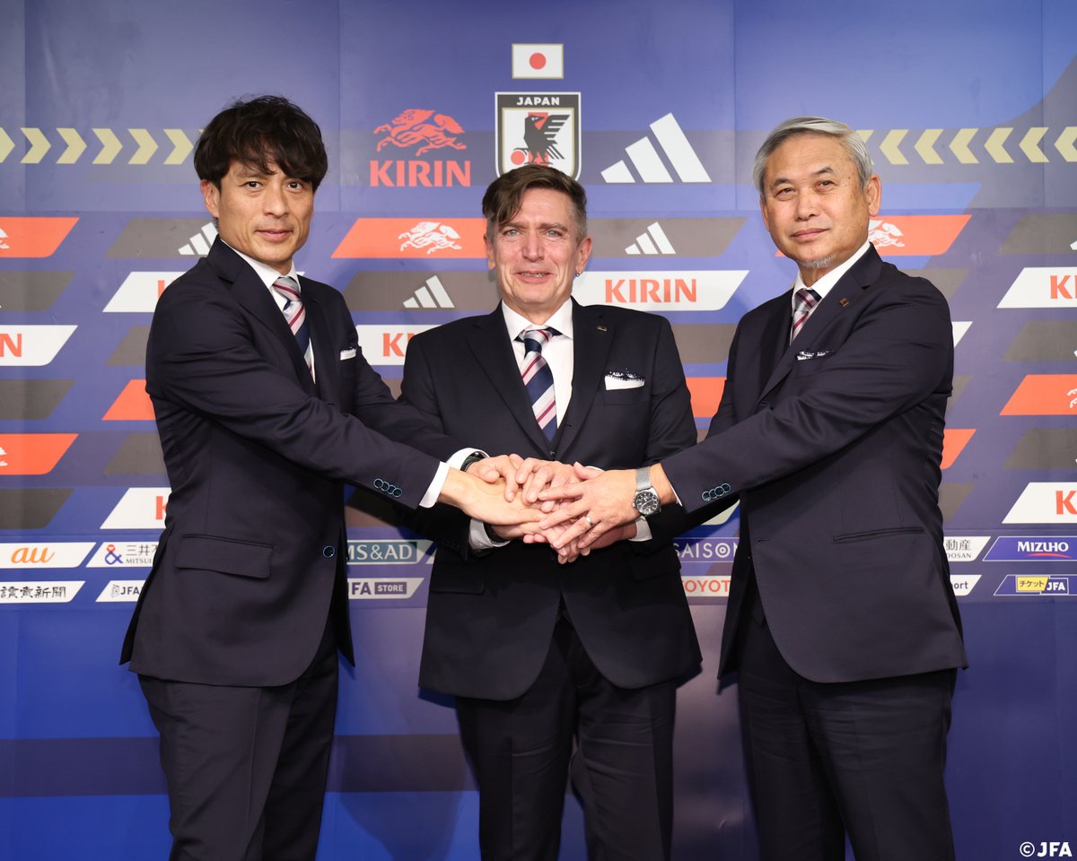 JFA's tweet photo. \\本 日 発 行 ✨//
『𝗝𝗙𝗔𝗻𝗲𝘄𝘀 1月号📖』

今回は「サッカー讃歌～美しいサッカーを～」特集☝️

☑️対談🎙
　デイビッド・エラリー  IFABテクニカルダイレクター ✖️ 影山雅永 JFA技術委員長
☑️指導者に聞く👂
　秋葉忠宏 監督（清水エスパルス）
　谷口哲朗 総監督（帝京長岡高校）
　曽山加奈子 監督（聖和学園高校）
☑️審判員に聞く👂
　小泉朝香 国際審判員

REPORTは「なでしこジャパン新監督にニルス・ニールセン氏が就任」📝
そのほかJFA主催大会のレポートや各連載などぜひご覧ください👀

ご購入はこちら🛒
🔗https://t.co/KtIVIcjPuu

#jfa #JFAnews
#nadeshiko #なでしこジャパン
#BEYOURBESTSELF #最高の自分であれ
#みんななでしこ