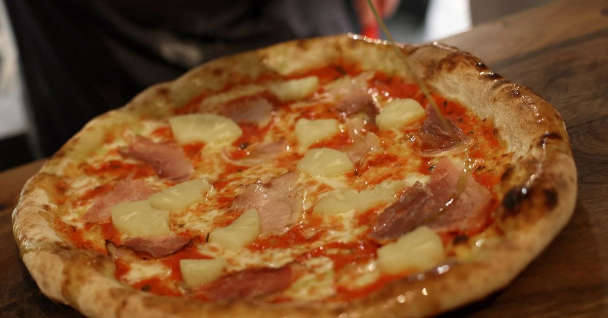 Pineapple pizza debate heats up as UK pizzeria sets 100-pound price tag reut.rs/4hdlUv5