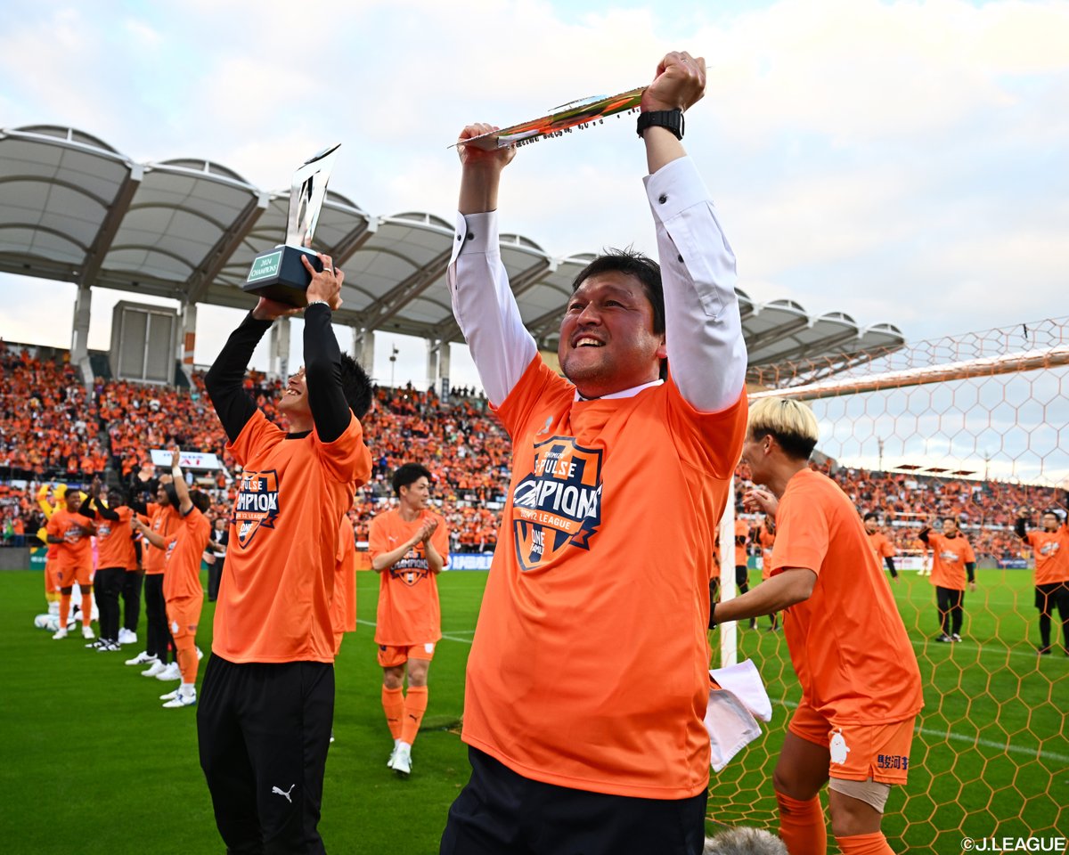 JFA's tweet photo. \\本 日 発 行 ✨//
『𝗝𝗙𝗔𝗻𝗲𝘄𝘀 1月号📖』

今回は「サッカー讃歌～美しいサッカーを～」特集☝️

☑️対談🎙
　デイビッド・エラリー  IFABテクニカルダイレクター ✖️ 影山雅永 JFA技術委員長
☑️指導者に聞く👂
　秋葉忠宏 監督（清水エスパルス）
　谷口哲朗 総監督（帝京長岡高校）
　曽山加奈子 監督（聖和学園高校）
☑️審判員に聞く👂
　小泉朝香 国際審判員

REPORTは「なでしこジャパン新監督にニルス・ニールセン氏が就任」📝
そのほかJFA主催大会のレポートや各連載などぜひご覧ください👀

ご購入はこちら🛒
🔗https://t.co/KtIVIcjPuu

#jfa #JFAnews
#nadeshiko #なでしこジャパン
#BEYOURBESTSELF #最高の自分であれ
#みんななでしこ