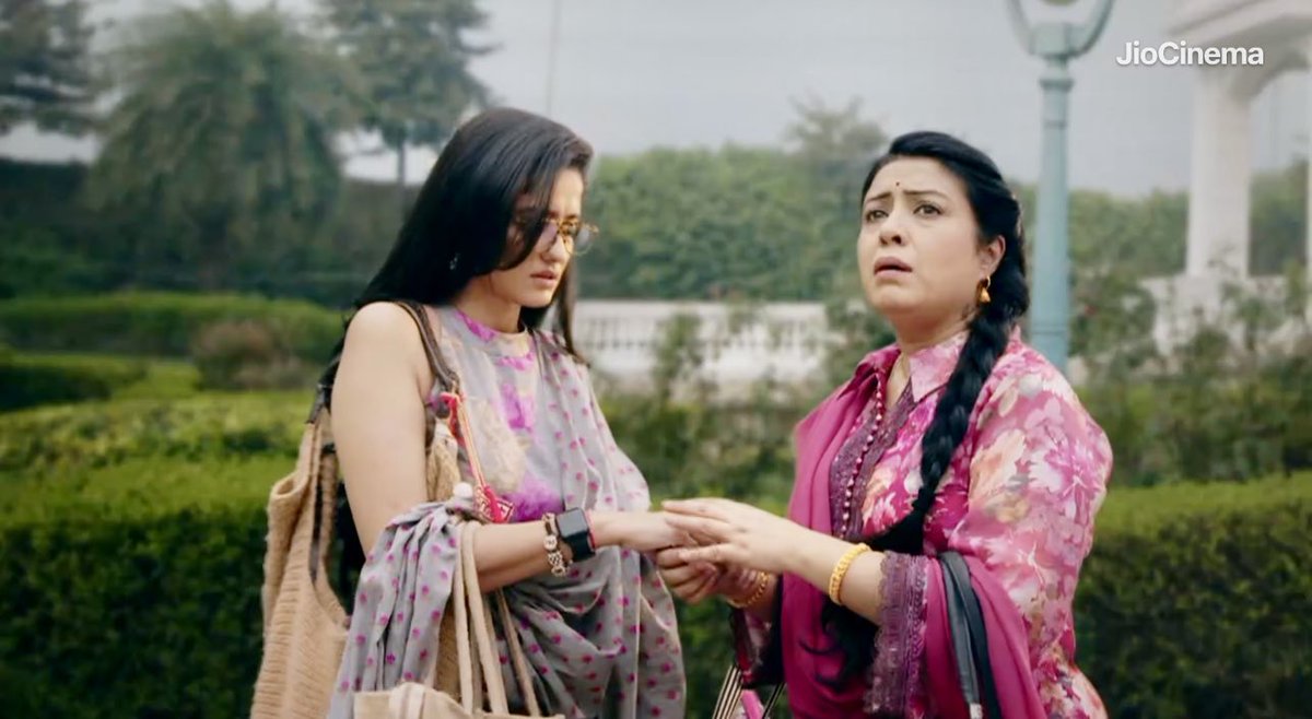 shruti and her mannat, my favorite ladies. ever since aishwarya's visit to swapna sadan, shruti's mother instincts have been going off for mannat, she just wanna protect her child❤

#AyeshaSingh #MannatKhanna
#Mannat #Mhkpk