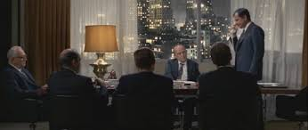 merlinpapin3's tweet photo. .@FredOL69007 #DéfiCinéClassique2025 Janvier (Disparus 2024 – Gena Rowlands)  avec  le film #LesIntouchables de Giuliano Montaldo(1969) avec John Cassavetes Britt Ekland Peter Falk Gena Rowlands Gabrielle Ferzetti Pierluigi Apra Claudia Biava Margherita GuzzinatiFlorinda Bolkan Tony Kendall Val Avery

Le clan des intouchables est une mafia locale puissante. Jack engage son père Hank McCain, qui vient de sortir de prison après douze ans, pour cambrioler un casino appartenant à la célèbre mafia. Le casse est organisé par Charlie Adamo, récemment nommé responsable des activités mafieuses de la côte Ouest. Mais apprenant qui sont les propriétaires de la cible des braqueurs, ce dernier tente alors d'empêcher l'opération. Après la mort de Jack, tué par les hommes de main d'Adamo, Hank décide d'opérer seul, assisté par sa jeune épouse Irene. Il parvient, après avoir bombardé le casino, à s'enfuir avec la recette. Aussitôt, De Marco, le patron de la mafia new-yorkaise, orchestre sa vengeance. Il engage un tueur pour persécuter et poursuivre les fuyards, Charlie et ses complices, et jusqu'à l'ancienne compagne de Hank, Rosemary...

Les Intouchablesde Giuliano Montaldo aurait pu être un petit bijou de cinéma grâce à son casting alléchant, réunissant John Cassavetes et Peter Falk, deux acteurs de renom qui auraient dû suffire à porter le film. Mais malheureusement, cette coproduction semble être plombée par une réalisation et des effets spéciaux qui frôlent l'amateurisme.

La mise en scène minimaliste de Montaldo, loin d’apporter une touche épurée ou stylisée, donne l'impression d'un projet bâclé ou contraint par des limites budgétaires étouffantes. Les ambitions scénaristiques ne parviennent pas à s'exprimer, et on se retrouve face à une intrigue qui n'embrase ni l'esprit ni les émotions. C'est d'autant plus dommage qu'avec un tel duo d'acteurs, le film aurait pu prétendre à une véritable aura.

Cela dit  les scènes réunissant Cassavetes et Falk sauvent une partie du naufrage. Cassavetes, doublé ici par Serge Sauvion (un choix intrigant et plutôt réussi), livre des moments de grâce, notamment dans la trop courte apparition de Gena Rowlands, sa muse et compagne. Falk, de son côté, manque peut-être de l'énergie qu'on lui connaît mais reste une présence magnétique. L'absence de Serge Sauvion pour doubler Falk, qui aurait ajouté une touche ironique, rend leur association encore plus savoureuse rétrospectivement.

Si l'on devait voir ce film aujourd'hui, ce serait surtout pour ces instants où le génie de Cassavetes et Falk perce malgré les limites du cadre. Sinon, comme vous le dites si bien, ce n'est rien d'autre qu’un produit de "cinéma au rabais", un malheureux "soldes" cinématographique, qui laisse à penser que Montaldo n'était pas encore à la hauteur de ses ambitions futures. Heureusement qu'il s'est rattrapé avec des chefs-d'œuvre comme Sacco et Vanzetti.
