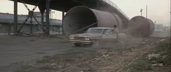 merlinpapin3's tweet photo. .@FredOL69007 #DéfiCinéClassique2025 Janvier (Disparus 2024 – Gena Rowlands)  avec  le film #LesIntouchables de Giuliano Montaldo(1969) avec John Cassavetes Britt Ekland Peter Falk Gena Rowlands Gabrielle Ferzetti Pierluigi Apra Claudia Biava Margherita GuzzinatiFlorinda Bolkan Tony Kendall Val Avery

Le clan des intouchables est une mafia locale puissante. Jack engage son père Hank McCain, qui vient de sortir de prison après douze ans, pour cambrioler un casino appartenant à la célèbre mafia. Le casse est organisé par Charlie Adamo, récemment nommé responsable des activités mafieuses de la côte Ouest. Mais apprenant qui sont les propriétaires de la cible des braqueurs, ce dernier tente alors d'empêcher l'opération. Après la mort de Jack, tué par les hommes de main d'Adamo, Hank décide d'opérer seul, assisté par sa jeune épouse Irene. Il parvient, après avoir bombardé le casino, à s'enfuir avec la recette. Aussitôt, De Marco, le patron de la mafia new-yorkaise, orchestre sa vengeance. Il engage un tueur pour persécuter et poursuivre les fuyards, Charlie et ses complices, et jusqu'à l'ancienne compagne de Hank, Rosemary...

Les Intouchablesde Giuliano Montaldo aurait pu être un petit bijou de cinéma grâce à son casting alléchant, réunissant John Cassavetes et Peter Falk, deux acteurs de renom qui auraient dû suffire à porter le film. Mais malheureusement, cette coproduction semble être plombée par une réalisation et des effets spéciaux qui frôlent l'amateurisme.

La mise en scène minimaliste de Montaldo, loin d’apporter une touche épurée ou stylisée, donne l'impression d'un projet bâclé ou contraint par des limites budgétaires étouffantes. Les ambitions scénaristiques ne parviennent pas à s'exprimer, et on se retrouve face à une intrigue qui n'embrase ni l'esprit ni les émotions. C'est d'autant plus dommage qu'avec un tel duo d'acteurs, le film aurait pu prétendre à une véritable aura.

Cela dit  les scènes réunissant Cassavetes et Falk sauvent une partie du naufrage. Cassavetes, doublé ici par Serge Sauvion (un choix intrigant et plutôt réussi), livre des moments de grâce, notamment dans la trop courte apparition de Gena Rowlands, sa muse et compagne. Falk, de son côté, manque peut-être de l'énergie qu'on lui connaît mais reste une présence magnétique. L'absence de Serge Sauvion pour doubler Falk, qui aurait ajouté une touche ironique, rend leur association encore plus savoureuse rétrospectivement.

Si l'on devait voir ce film aujourd'hui, ce serait surtout pour ces instants où le génie de Cassavetes et Falk perce malgré les limites du cadre. Sinon, comme vous le dites si bien, ce n'est rien d'autre qu’un produit de "cinéma au rabais", un malheureux "soldes" cinématographique, qui laisse à penser que Montaldo n'était pas encore à la hauteur de ses ambitions futures. Heureusement qu'il s'est rattrapé avec des chefs-d'œuvre comme Sacco et Vanzetti.