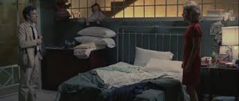 merlinpapin3's tweet photo. .@FredOL69007 #DéfiCinéClassique2025 Janvier (Disparus 2024 – Gena Rowlands)  avec  le film #LesIntouchables de Giuliano Montaldo(1969) avec John Cassavetes Britt Ekland Peter Falk Gena Rowlands Gabrielle Ferzetti Pierluigi Apra Claudia Biava Margherita GuzzinatiFlorinda Bolkan Tony Kendall Val Avery

Le clan des intouchables est une mafia locale puissante. Jack engage son père Hank McCain, qui vient de sortir de prison après douze ans, pour cambrioler un casino appartenant à la célèbre mafia. Le casse est organisé par Charlie Adamo, récemment nommé responsable des activités mafieuses de la côte Ouest. Mais apprenant qui sont les propriétaires de la cible des braqueurs, ce dernier tente alors d'empêcher l'opération. Après la mort de Jack, tué par les hommes de main d'Adamo, Hank décide d'opérer seul, assisté par sa jeune épouse Irene. Il parvient, après avoir bombardé le casino, à s'enfuir avec la recette. Aussitôt, De Marco, le patron de la mafia new-yorkaise, orchestre sa vengeance. Il engage un tueur pour persécuter et poursuivre les fuyards, Charlie et ses complices, et jusqu'à l'ancienne compagne de Hank, Rosemary...

Les Intouchablesde Giuliano Montaldo aurait pu être un petit bijou de cinéma grâce à son casting alléchant, réunissant John Cassavetes et Peter Falk, deux acteurs de renom qui auraient dû suffire à porter le film. Mais malheureusement, cette coproduction semble être plombée par une réalisation et des effets spéciaux qui frôlent l'amateurisme.

La mise en scène minimaliste de Montaldo, loin d’apporter une touche épurée ou stylisée, donne l'impression d'un projet bâclé ou contraint par des limites budgétaires étouffantes. Les ambitions scénaristiques ne parviennent pas à s'exprimer, et on se retrouve face à une intrigue qui n'embrase ni l'esprit ni les émotions. C'est d'autant plus dommage qu'avec un tel duo d'acteurs, le film aurait pu prétendre à une véritable aura.

Cela dit  les scènes réunissant Cassavetes et Falk sauvent une partie du naufrage. Cassavetes, doublé ici par Serge Sauvion (un choix intrigant et plutôt réussi), livre des moments de grâce, notamment dans la trop courte apparition de Gena Rowlands, sa muse et compagne. Falk, de son côté, manque peut-être de l'énergie qu'on lui connaît mais reste une présence magnétique. L'absence de Serge Sauvion pour doubler Falk, qui aurait ajouté une touche ironique, rend leur association encore plus savoureuse rétrospectivement.

Si l'on devait voir ce film aujourd'hui, ce serait surtout pour ces instants où le génie de Cassavetes et Falk perce malgré les limites du cadre. Sinon, comme vous le dites si bien, ce n'est rien d'autre qu’un produit de "cinéma au rabais", un malheureux "soldes" cinématographique, qui laisse à penser que Montaldo n'était pas encore à la hauteur de ses ambitions futures. Heureusement qu'il s'est rattrapé avec des chefs-d'œuvre comme Sacco et Vanzetti.