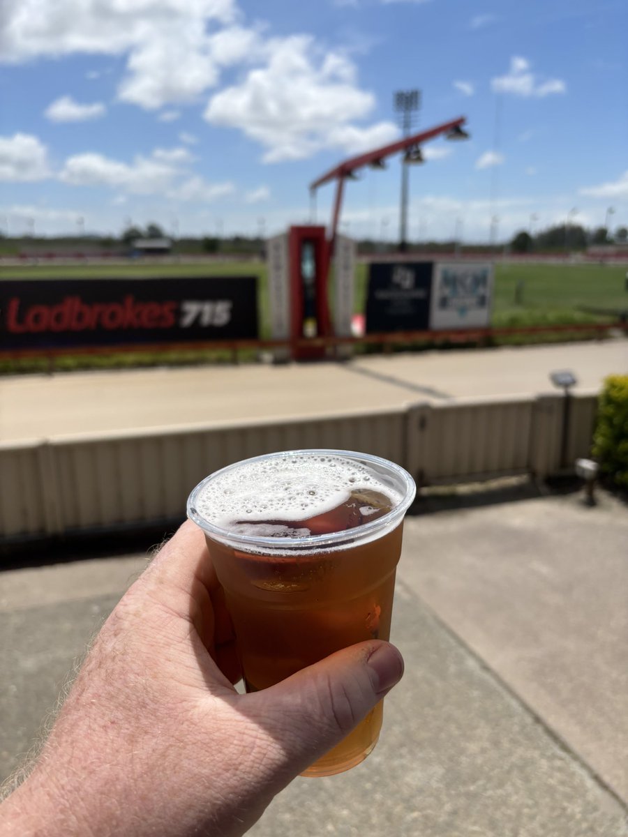 RCRGREYS's tweet image. Great day for it @TheGardensGRNSW 

Happy Hours 4-6pm 
Few beers here before heading down to Richmond greyhounds 

#ihaveproblems #addicted
