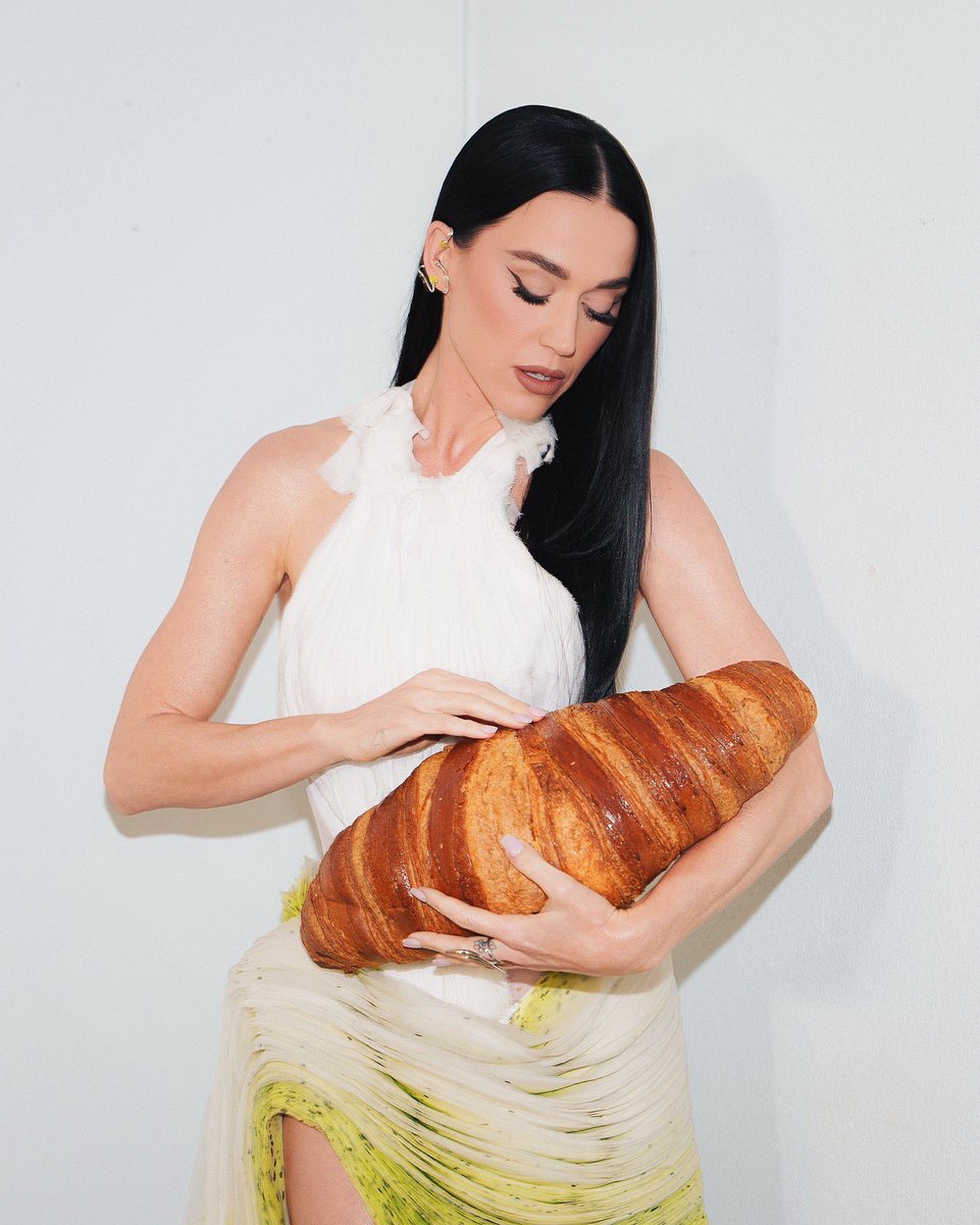 katyperry's tweet image. France I hope our paths croissant again very soon ♥️🇫🇷
