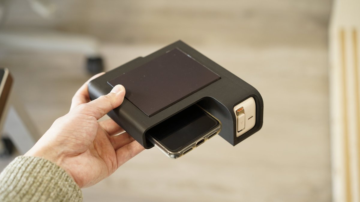 wiredesigncc's tweet image. リール式の充電器を収納できるスマホステーションを試作中。 

 今回はデスクへの取り付けはマグネットでいこうかなと。（両面テープとマジックテープで少し悩みました） 別途、デスク裏に金属板が必要だけれど、他のアイテムに付け替えも可能。 

ご意見ご要望もお待ちしております。