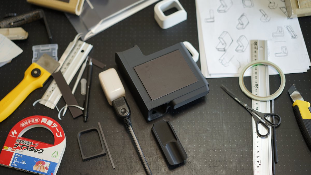 wiredesigncc's tweet image. リール式の充電器を収納できるスマホステーションを試作中。 

 今回はデスクへの取り付けはマグネットでいこうかなと。（両面テープとマジックテープで少し悩みました） 別途、デスク裏に金属板が必要だけれど、他のアイテムに付け替えも可能。 

ご意見ご要望もお待ちしております。