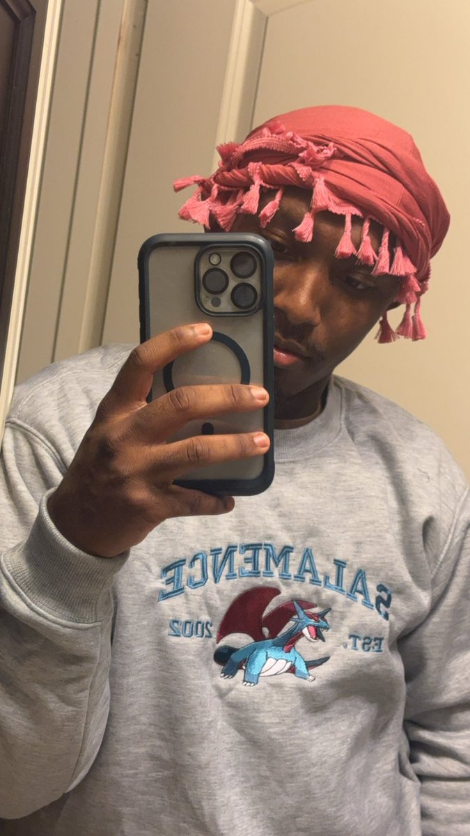 BaikenBeyhivee's tweet photo. Me and my fav Pokémon 🐉 (duh lol) https://t.co/djRaPboGJv