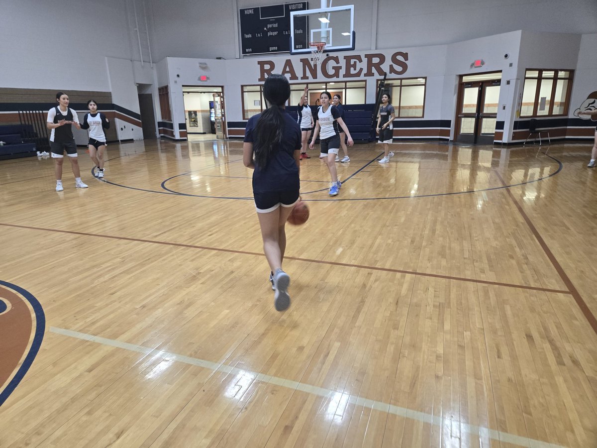 ssolis3's tweet photo. It was great having our @RiversideMS1971 7th and 8th grade girls join us for practice today. Both squads won big last night and are looking forward to playoffs.  Thank you @riversidebball1  parents for providing the team meal for all the girls tonight. #FAMILY https://t.co/wVdUkx9Q6l