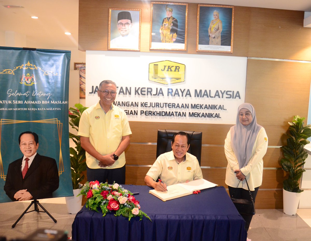 JKR_CKM's tweet photo. Majlis Kunjungan Hormat YB Timbalan Menteri Kerja Raya Ke Cawangan Kejuruteraan Mekanikal berlangsung pada 24 Januari 2025 bertempat di Bahagian Perkhidmatan Mekanikal, Cheras. Antara agenda adalah demonstrasi EV, lawatan ke garaj dan Galeria BPMek. https://t.co/eQiDGe4f9M