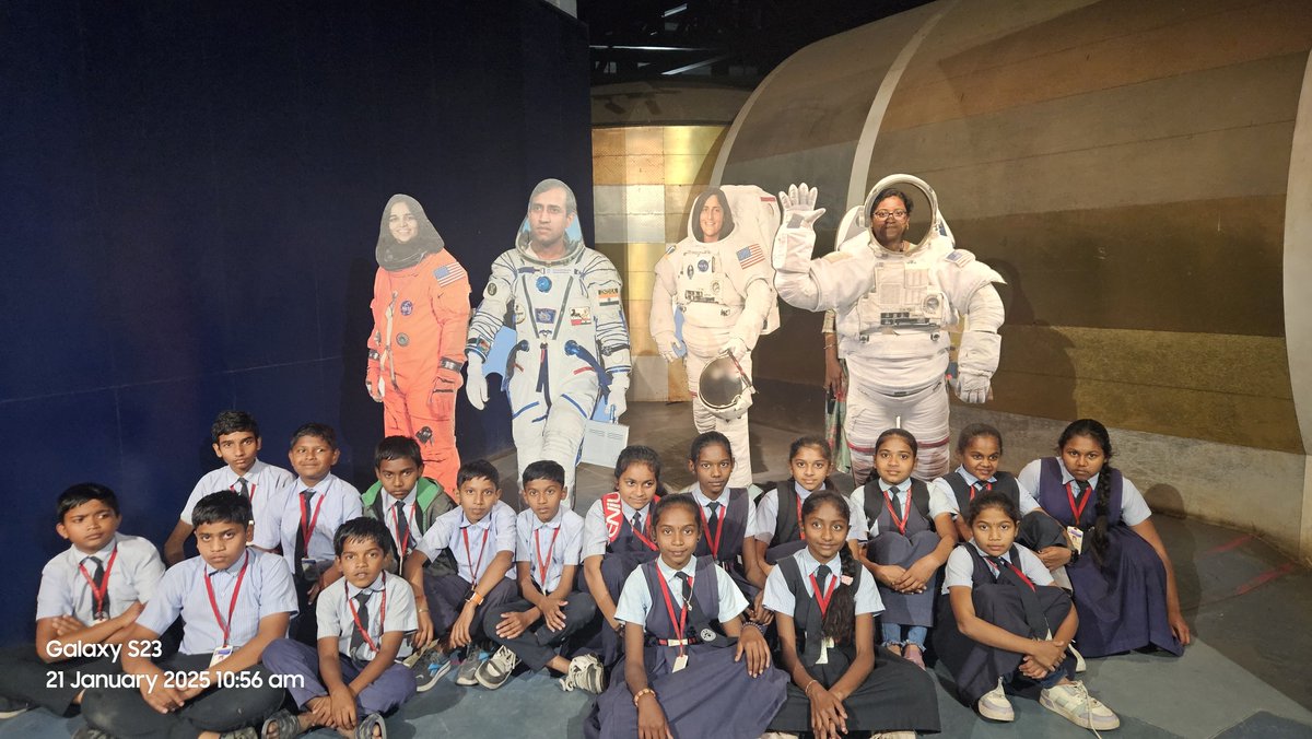 DistrictNavsari's tweet image. From Starlight to Sustainability!
Khambhada Pra.Sha. students visit @GujScienceCity , unlocking portals to the unknown. 
Galaxies light up their eyes, and green energy fuels their dreams! 🌿⚡
The journey of a thousand ideas begins here. 🌟
#FutureCreators #ScienceForEveryone