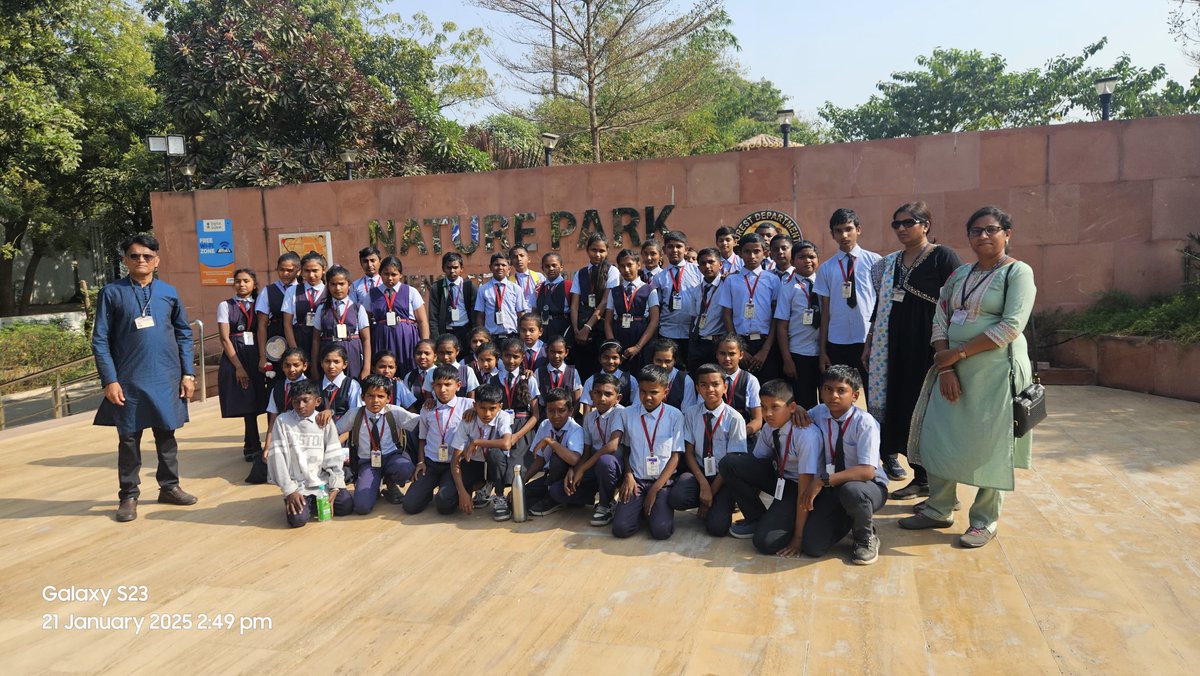 DistrictNavsari's tweet image. From Starlight to Sustainability!
Khambhada Pra.Sha. students visit @GujScienceCity , unlocking portals to the unknown. 
Galaxies light up their eyes, and green energy fuels their dreams! 🌿⚡
The journey of a thousand ideas begins here. 🌟
#FutureCreators #ScienceForEveryone