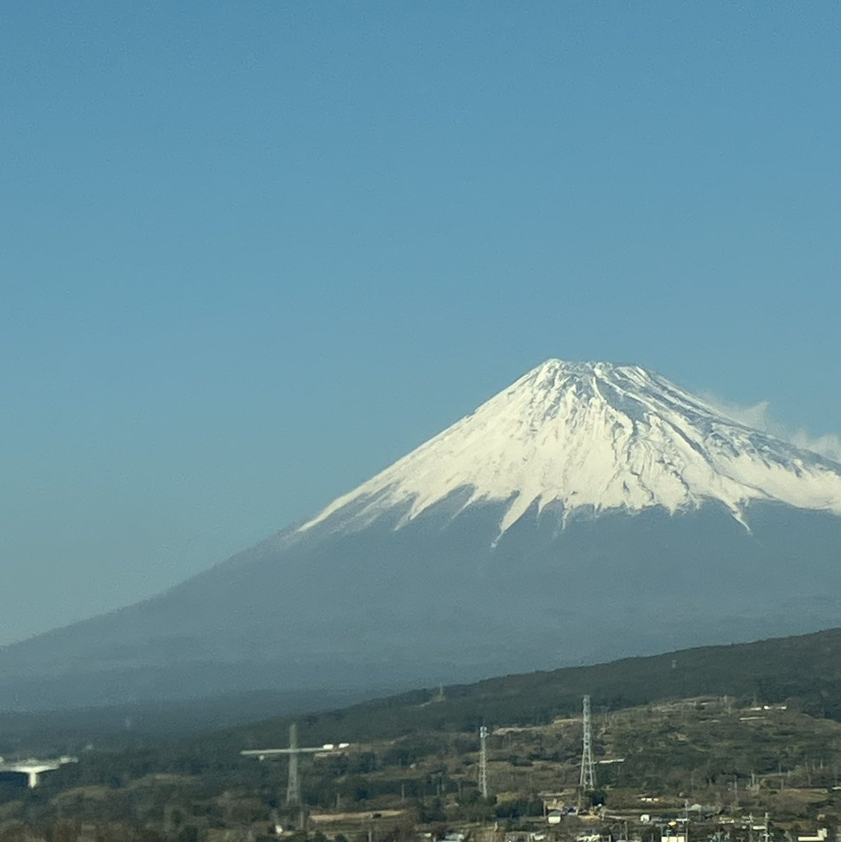 230Hokke's tweet photo. 大阪へ向かう途中の富士山！

今日は最高にきれいに見えてます。😊富士山最高！

雄大で力強くて穏やかに
包んでくれてる感じの
富士山！

イカじゃなくて富士山に
なろう！😊がんばるべ！ https://t.co/qu1XON5l89