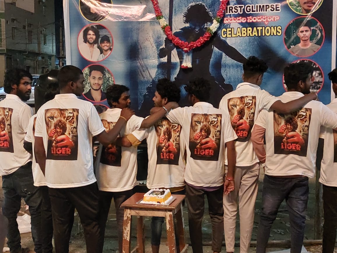 VDCelebrations's tweet photo. Liger First Glimpse Celebrations Mahabubnagar.๐ฅ
#Liger #LigerFirstGlimpse #VijayDeverakonda #VDCelebrations https://t.co/D0ERW0wzyq