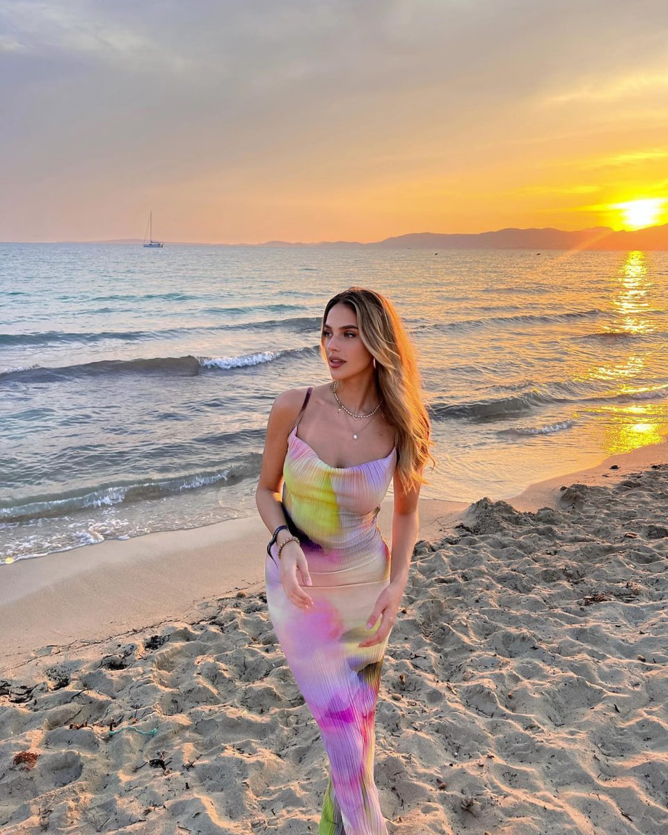 Lydia86740165's tweet photo. When you feel bad, go to the beach for a walk

All the bad mood will be blown away by the sea breeze #bikini #beach🏝️🏖️ https://t.co/pzEluPZ2nO
