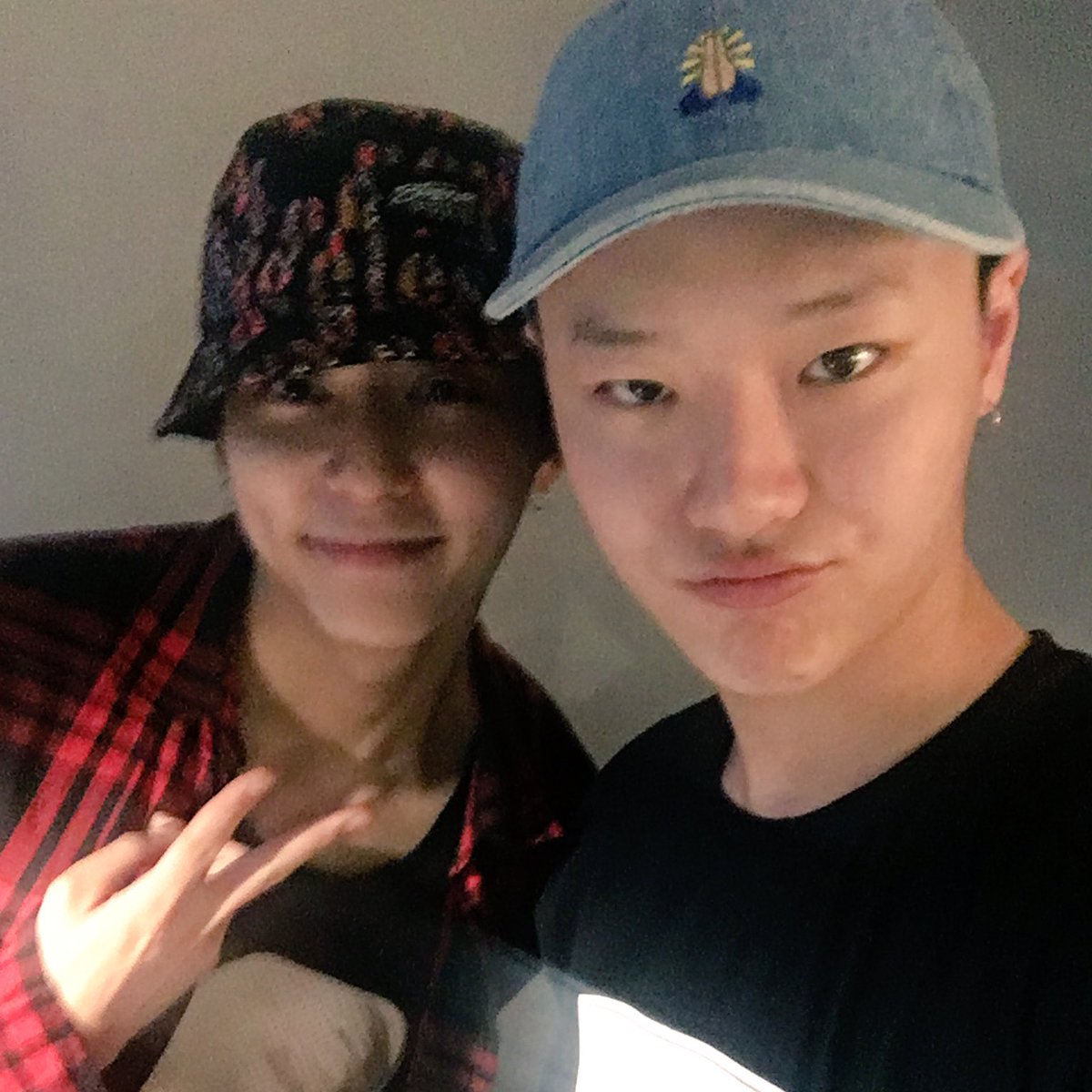 we want to solve the #𝟸𝟹𝟶𝟷๋ʼ𝐜a𝚜ǝ y como dos cabezotas son mejor que una, tratamos de unir nuestras neuronas para llegar a la conclusión de que perdernos el #𝐚tlantaː𝚍rea𝚖 🎀 sería el error más grande de todos, así que ya nos tienen moviendo la colita de un lado a otro.