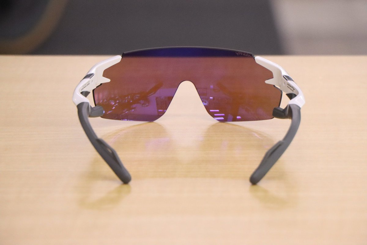 ShopKaga's tweet photo. AirflyのNEWモデル「AF-302 WP(ワイドプロテクト)」が入荷しました❗️

AF-302WPは女性や顔の小さな方へ向けたレンズサイズで、偏光レンズを採用。
表側にブルーミラーがコートされており、余分なギラツキを抑えるとともに、裏面には反射防止コート(ARコート)が写り込みを防止してチラつきを抑えます。 https://t.co/mOqHoPt6QG