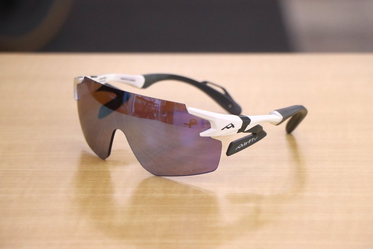 ShopKaga's tweet photo. AirflyのNEWモデル「AF-302 WP(ワイドプロテクト)」が入荷しました❗️

AF-302WPは女性や顔の小さな方へ向けたレンズサイズで、偏光レンズを採用。
表側にブルーミラーがコートされており、余分なギラツキを抑えるとともに、裏面には反射防止コート(ARコート)が写り込みを防止してチラつきを抑えます。 https://t.co/mOqHoPt6QG