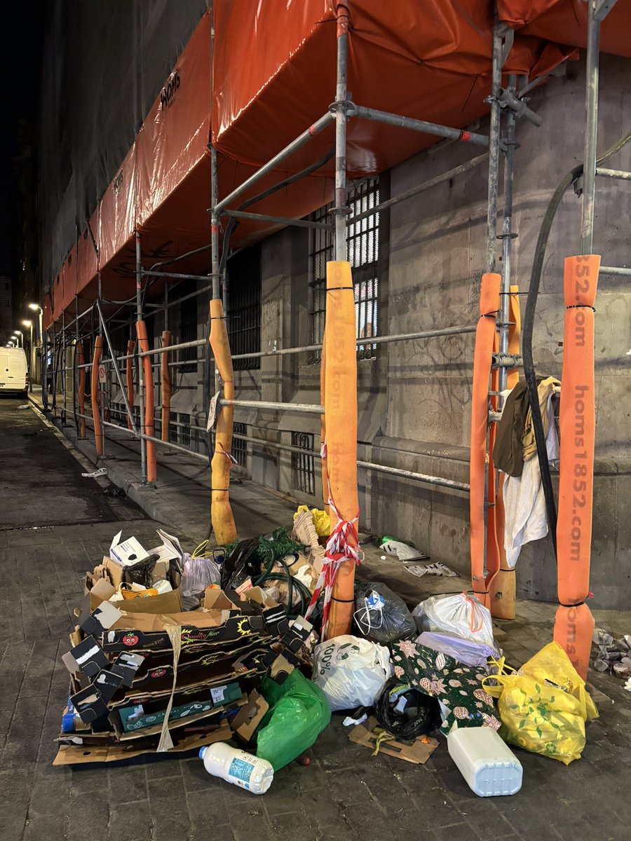 Raval para todos (@ravalparatodos) on Twitter photo Así tenemos que vivir en la renovada #PlaçadelPedro #Raval #CarrerSantAntoniAbat #barcelona
entre #basura.
El otro día hubo un incendio en el mismo edificio, en medio de todas las basuras.
<a href="/bcn_ajuntament/">Ajuntament de Barcelona</a> <a href="/barcelona_010/">Barcelona 010</a> es así cada noche
¿Tienen alguna propuesta? Así tenemos que vivir en la renovada #PlaçadelPedro #Raval #CarrerSantAntoniAbat #barcelona
entre #basura.
El otro día hubo un incendio en el mismo edificio, en medio de todas las basuras.
<a href="/bcn_ajuntament/">Ajuntament de Barcelona</a> <a href="/barcelona_010/">Barcelona 010</a> es así cada noche
¿Tienen alguna propuesta?