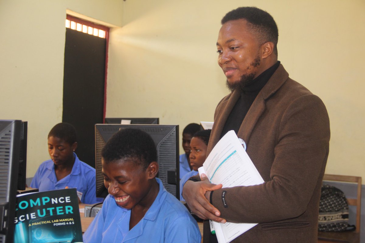 KarloffBatata's tweet photo. @muluhgodson a young Computer Science Teacher who was sent to teach in a local school just 5 computers but today he has refurbished the lab with 30 computers through a crowd funding app he developed called @MiyaCrowdfund .
I am delighted to tell his story
https://t.co/y7tuIC38yC https://t.co/1UogKvNPsC