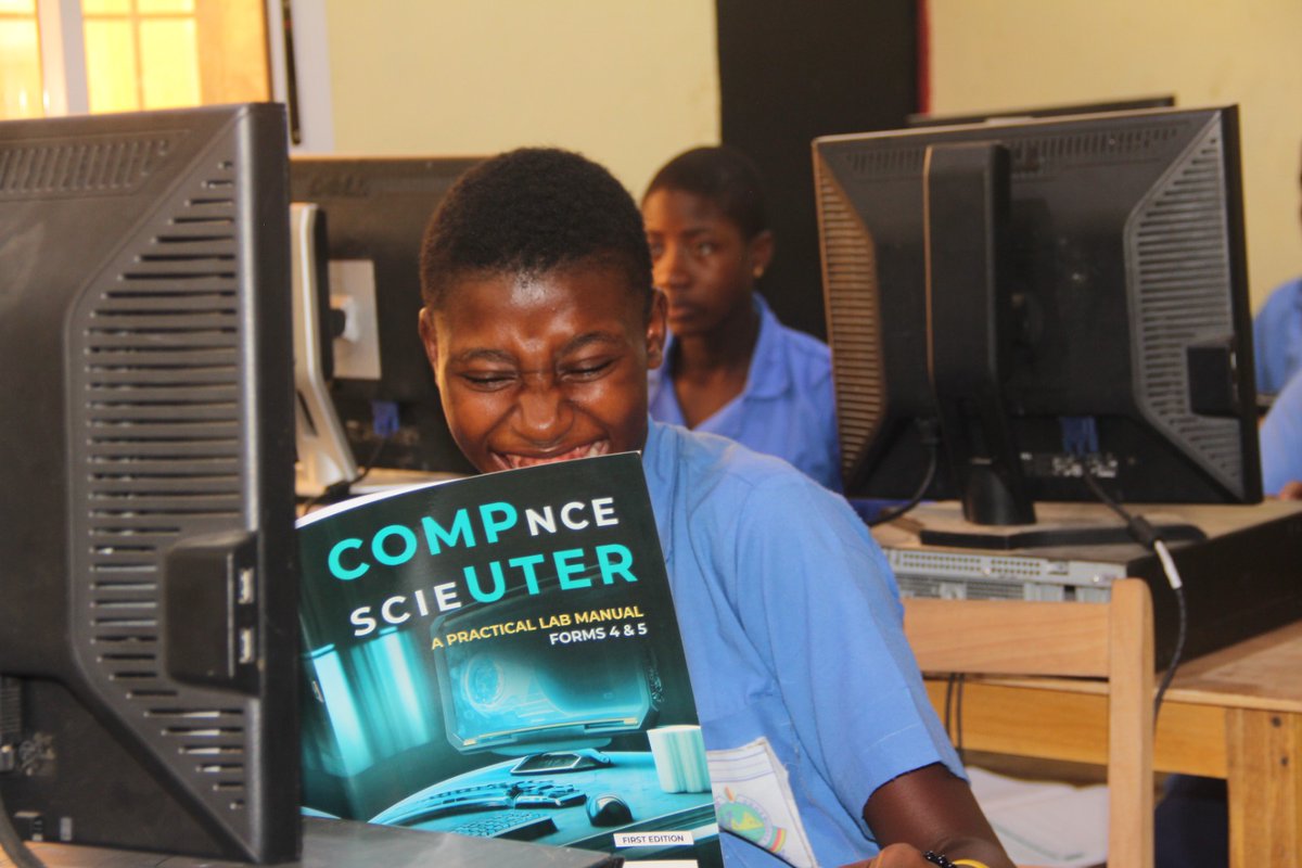 KarloffBatata's tweet photo. @muluhgodson a young Computer Science Teacher who was sent to teach in a local school just 5 computers but today he has refurbished the lab with 30 computers through a crowd funding app he developed called @MiyaCrowdfund .
I am delighted to tell his story
https://t.co/y7tuIC38yC https://t.co/1UogKvNPsC