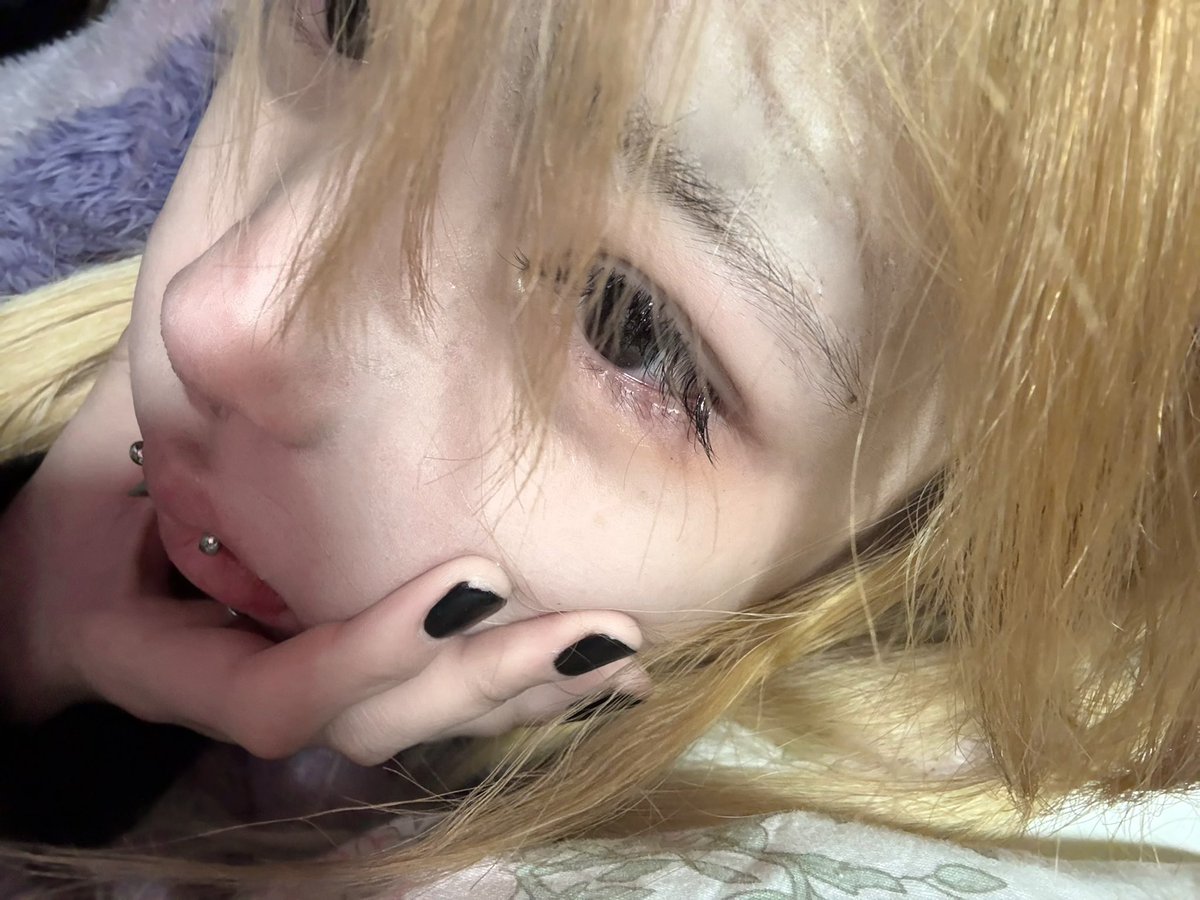 我不想去上学了，因为我太困、太冷了。学校里也没有人喜欢我。 (@brittanybe89332) on Twitter photo 