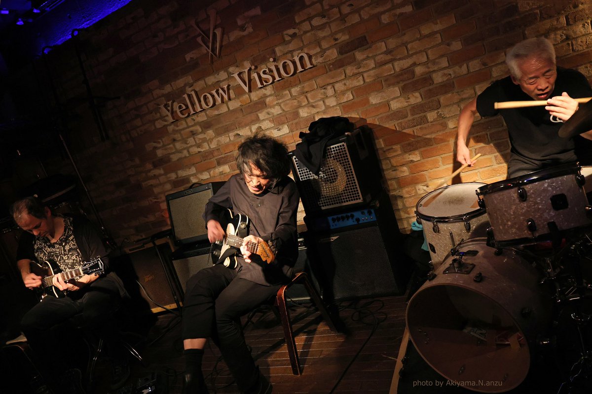 pkpkppk's tweet photo. 2025.1.18 
阿佐ヶ谷Yellow Vision
                    ❷(〜❺)
羽野昌二(ds)
川口雅己(guitar)
Cal Lyall(guitar)

#羽野昌二 #川口雅己 #CalLyall https://t.co/Xj2r9uS4uD