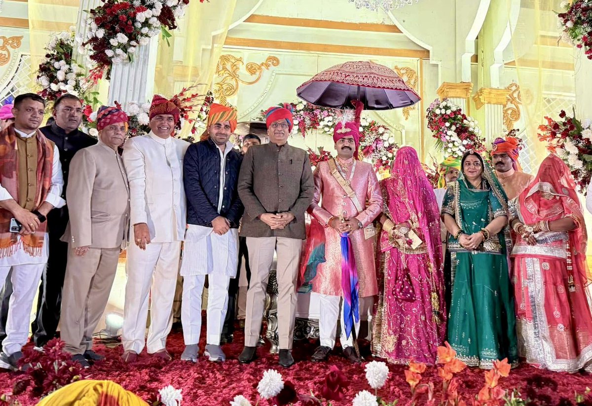 RavindraBhati__'s tweet photo. हाल ही, जोधपुर में माननीय शेरगढ़ विधायक श्री बाबू सिंह जी राठौड़ के सुपुत्र श्री भानुप्रताप सिंह राठौड़ संग ठा. कैप्टन श्री हीरसिंह जी भाटी की सुपौत्री सुश्री भावना कंवर के विवाह समारोह में सम्मिलित होने का सौभाग्य प्राप्त हुआ। इस शुभ अवसर पर उपस्थित होकर परिवारजनों को अपनी हार्दिक शुभकामनाएं प्रेषित की..!!

@BabuSRathore