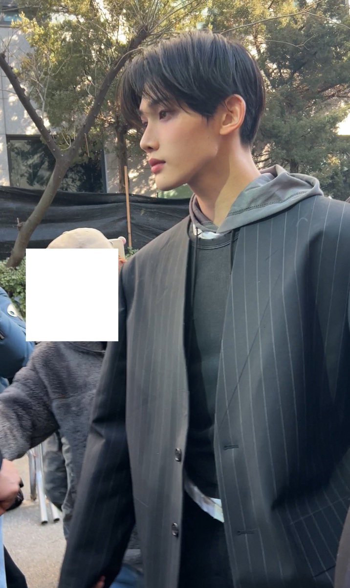 죠 실물 어떤 느낌이었냐면
인간이 아닌 아우라가 다른 종 같음

숭고한 아름다움.. 관념적으로만 존재할 것 같은
어떠한 존재를 마주한 기분이었음…