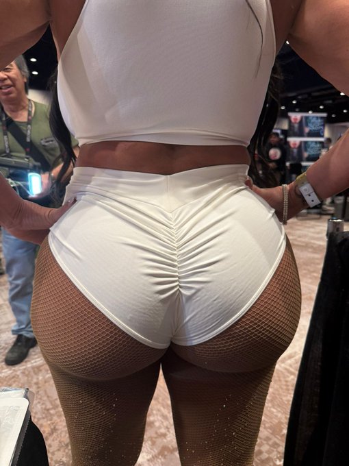 Watch Kailani Kai ❤️'s leaked NSFW photo on TwXstars