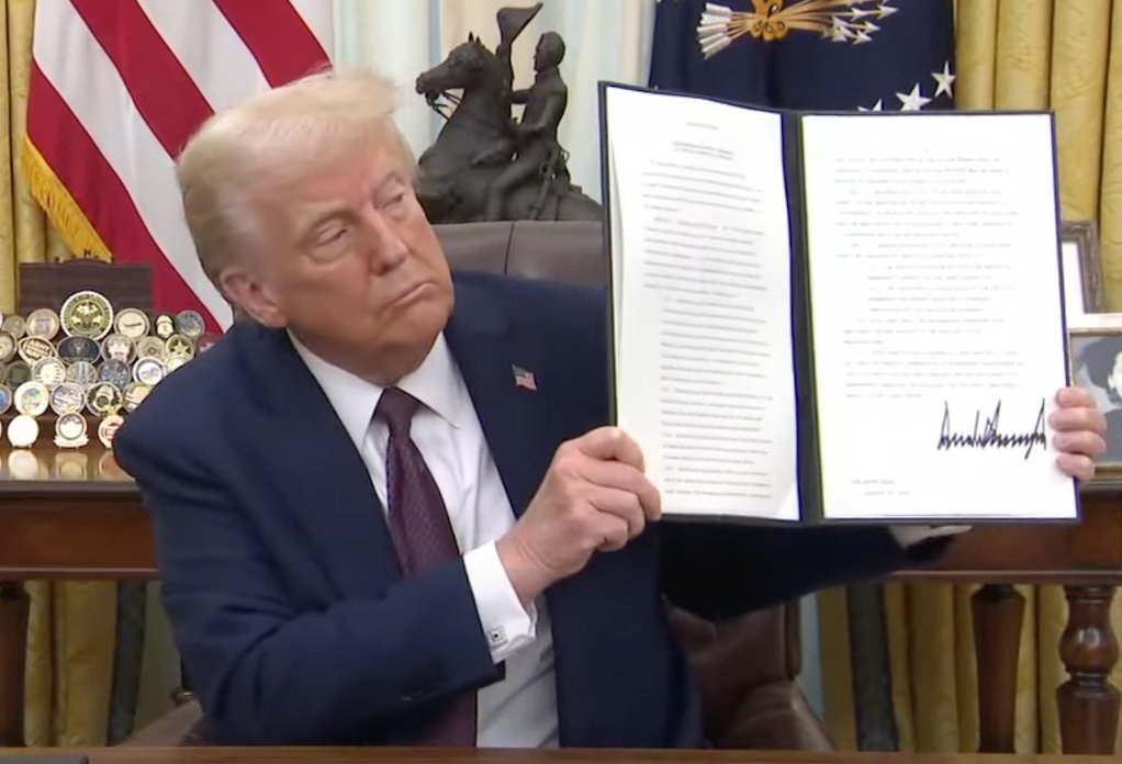 MissCryptoGER's tweet photo. Startet die USA jetzt ein Bitcoin-Vermögen? Wie Trumps neue Krypto-Strategie die Welt verändern könnte!

Am 23. Januar unterzeichnete US-Präsident Donald Trump eine Durchführungsverordnung zur Schaffung einer Arbeitsgruppe für digitale Vermögensmärkte. Diese Gruppe soll Wege finden, um den USA die Führungsrolle in der Kryptoindustrie zu sichern und die Möglichkeit eines strategischen nationalen Vorrats an digitalen Vermögenswerten zu bewerten. Obwohl diese Verordnung einen Fortschritt für den Kryptosektor darstellt, bleibt sie hinter den Erwartungen vieler Bitcoin-Investoren zurück, die sich eine spezifische Anordnung für eine nationale strategische Bitcoin-Reserve gewünscht hatten.

Übrigens: Wenn dir meine Insights gefallen, lass gerne ein Like da und folge mir, um keine täglichen Updates zu verpassen. 🤝

Unmittelbar nach der Unterzeichnung der Verordnung reagierte der Bitcoin-Kurs negativ und fiel kurzzeitig auf 102.220 US-Dollar. Dies steht im Kontrast zu der Euphorie, die noch am selben Tag herrschte, als die US-Senatorin und Bitcoin-Befürworterin Cynthia Lummis auf der Plattform X (ehemals Twitter) verkündete: „Große Dinge stehen bevor“ und ihre Follower aufforderte, auf eine wichtige Ankündigung zu warten. Viele hatten diese Aussage fälschlicherweise als Hinweis auf die Einrichtung einer strategischen Bitcoin-Reserve durch den Präsidenten interpretiert. In der Folge stieg der Bitcoin-Kurs kurzzeitig von 102.100 US-Dollar auf 106.850 US-Dollar, bevor sich herausstellte, dass Lummis lediglich ihre Ernennung zur Vorsitzenden des Senate Banking Subcommittee on Digital Assets bekannt gegeben hatte.

Die verhaltene Reaktion des Bitcoin-Marktes auf die Verordnung könnte darauf zurückzuführen sein, dass Marktteilnehmer die Details des Dokuments genauer prüften und erkannten, dass eine Bitcoin-Reserve nicht einfach durch eine einzelne Anordnung geschaffen werden kann. Der Text der Verordnung sieht vor, dass die Arbeitsgruppe die Schaffung und Verwaltung eines nationalen digitalen Vermögensvorrats evaluieren soll, wobei möglicherweise Kryptowährungen verwendet werden könnten, die von der Regierung im Rahmen von Strafverfolgungsmaßnahmen rechtmäßig beschlagnahmt wurden. Trotz der zurückhaltenden Kursreaktion wurde die Verordnung von führenden Persönlichkeiten und Investoren im Kryptosektor als ein wichtiger Schritt in Richtung einer breiteren Bitcoin-Akzeptanz gelobt.

Senatorin Cynthia Lummis, die von Senator Rick Scott zur Vorsitzenden des Senate Banking Subcommittee on Digital Assets ernannt wurde, erklärte, dass das Unterkomitee zwei Hauptziele verfolgt: umfassende Gesetzgebung zu digitalen Vermögenswerten zu verabschieden und die Bundesbehörden zu überwachen, um regulatorische Übergriffe zu verhindern. Die geplante Gesetzgebung soll unter anderem stabile Rahmenbedingungen für Stablecoins schaffen und die Möglichkeit einer strategischen Bitcoin-Reserve einschließen. Lummis betonte, dass die USA dringend eine bipartisane Gesetzgebung benötigen, um ihre Führungsrolle in der Finanzinnovation zu sichern. Ihre Ankündigung sorgte für Gerüchte und Hoffnungen, dass eine strategische Bitcoin-Reserve bald Realität werden könnte.

Die Idee einer strategischen Bitcoin-Reserve wird bereits in mehreren US-Bundesstaaten diskutiert, darunter Pennsylvania, Texas, Ohio, New Hampshire und Wyoming, dem Heimatstaat von Lummis. Brian Armstrong, CEO von Coinbase, erklärte kürzlich in einem Blogbeitrag, dass der nächste globale Wettbewerb im digitalen Bereich stattfinden werde und Bitcoin genauso wichtig für die Weltwirtschaft sein könnte wie Gold. Trotz solcher Aussagen bleibt unklar, ob und wann die USA eine nationale Bitcoin-Reserve einführen werden.

Am selben Tag, dem 23. Januar, gab es eine weitere wichtige Entwicklung für die Kryptoindustrie. Die US-Börsenaufsichtsbehörde SEC kündigte an, die umstrittene Regelung SAB 121 aufzuheben, die Finanzunternehmen dazu verpflichtet hatte, Kryptovermögenswerte als Verbindlichkeiten in ihren Bilanzen auszuweisen. Diese Regelung war im März 2022 eingeführt worden und wurde von der Branche scharf kritisiert, da sie die Verwaltung von Kryptoassets erschwerte. SEC-Kommissarin Hester Peirce äußerte ihre Freude über die Entscheidung in einem Post auf X und erklärte: „Tschüss, SAB 121! Es war nicht lustig.“ Senatorin Cynthia Lummis bezeichnete die Regelung als schädlich für die Bankenbranche und begrüßte deren Aufhebung als wichtigen Schritt für die Innovationsförderung in den USA.

In einer weiteren Nachricht äußerte Larry Fink, CEO von BlackRock, seine Hoffnung, dass die SEC bald die Tokenisierung von Anleihen und Aktien genehmigen wird. Während eines CNBC-Interviews betonte Fink das Potenzial digitaler Vermögenswerte, Investitionen zu demokratisieren. Die Tokenisierung traditioneller Vermögenswerte könnte jedoch Herausforderungen für den DeFi-Sektor mit sich bringen, insbesondere für Stablecoins, da tokenisierte Anleihen stabile Renditen bieten könnten. Gleichzeitig könnten tokenisierte Aktien, ähnlich wie Memecoins, volatile Preisbewegungen zeigen und neue Möglichkeiten für den Handel schaffen. Dennoch müssen solche Entwicklungen regulatorische Hürden überwinden, bevor sie weit verbreitet eingesetzt werden können.

Schließlich kündigte das Blockchain-Entwicklungsunternehmen Blockstream am 23. Januar die Einführung zweier institutioneller Investmentfonds an, die direkte Beteiligungen an der Bitcoin-Ökonomie ermöglichen. Der Blockstream Income Fund zielt darauf ab, Erträge aus Bitcoin-besicherten Krediten zu generieren, während der Alpha Fund den Fokus auf Portfolio-Wachstum legt und Einnahmen aus Infrastrukturprojekten wie dem Lightning Network bietet. Diese Fonds erweitern das Angebot an Krypto-Investmentmöglichkeiten und unterstreichen das wachsende Interesse institutioneller Anleger an Bitcoin.

Abschließend analysierte Glassnode die aktuelle Bitcoin-Preisbewegung und zog Parallelen zum Bullenmarkt von 2017. Sie prognostizierten, dass Bitcoin in der aktuellen Zyklusspitze einen Preis von 120.000 bis 150.000 US-Dollar erreichen könnte, warnten jedoch davor, dass diese Spitzenwerte nicht lange anhalten würden. Trotz kurzfristiger Korrekturen glauben viele Analysten weiterhin an eine positive langfristige Entwicklung für Bitcoin, insbesondere wenn die regulatorischen Rahmenbedingungen weiter geklärt werden. Wie schätzt Du die Lage ein?

Eure Steffi!