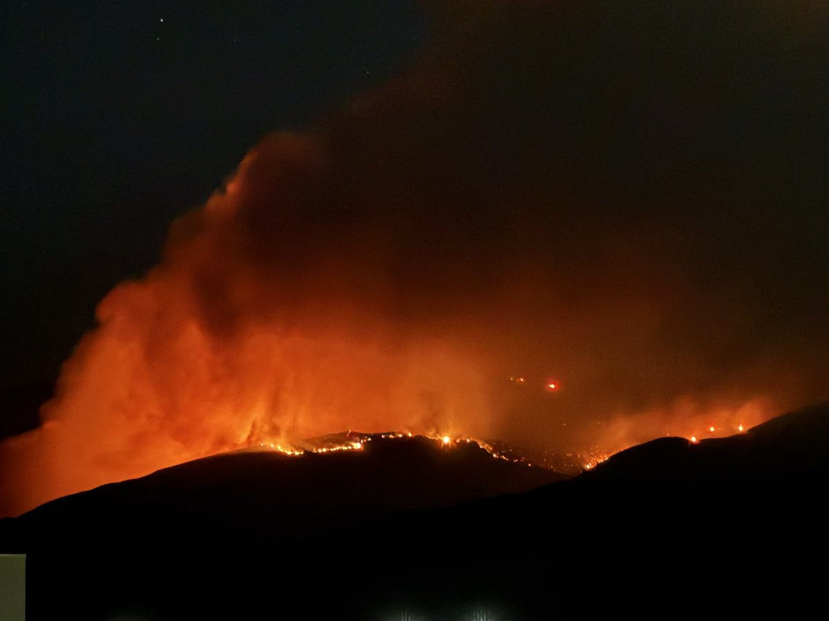 EmillyPortes's tweet photo. @CALFIRESANDIEGO Looks like a volcano https://t.co/LOsvR7bBet