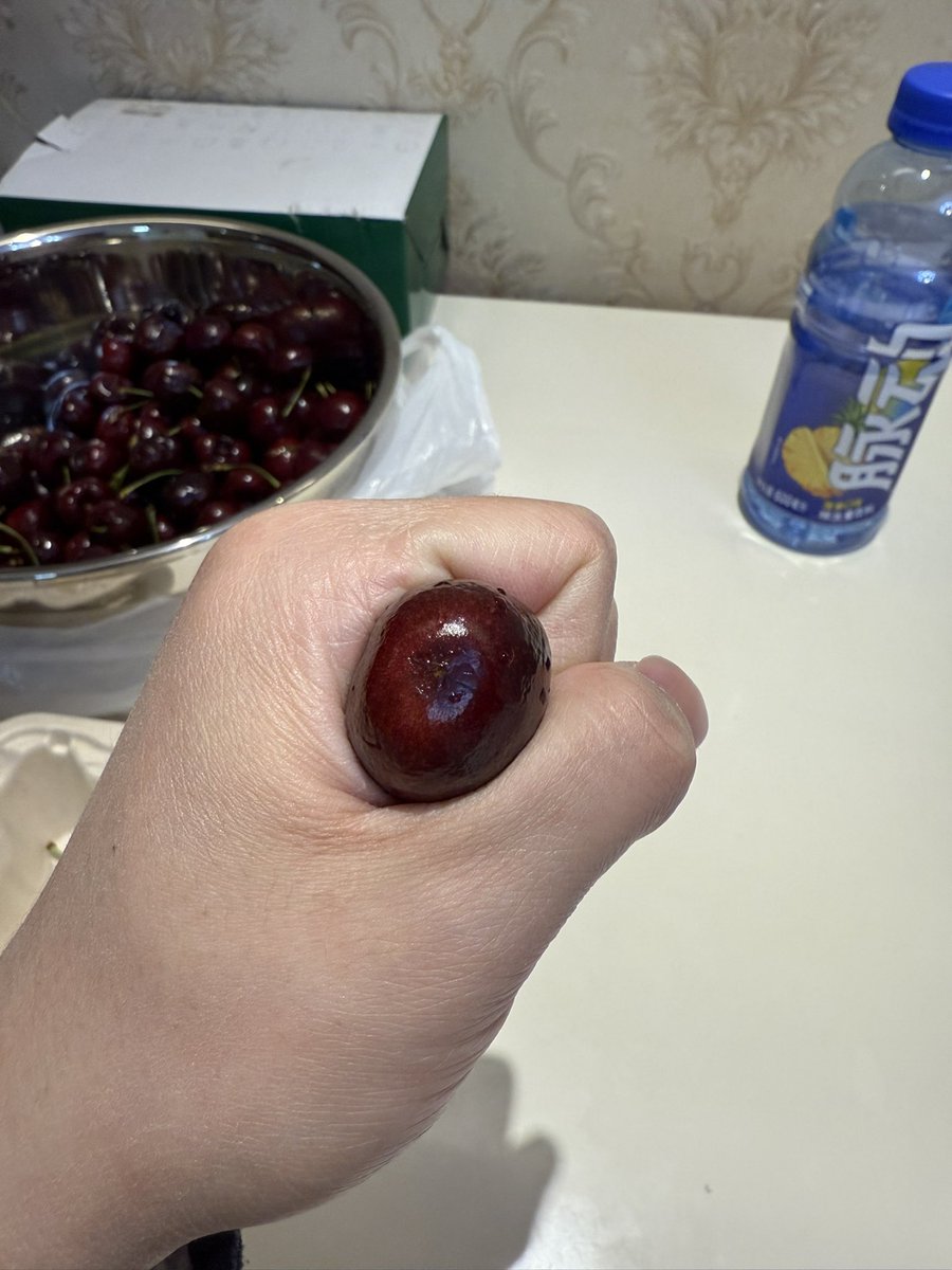 123_com_321's tweet photo. 啊哈哈哈哈
谁能借我一个5J的车厘子！🍒 https://t.co/230wJ6YrVX