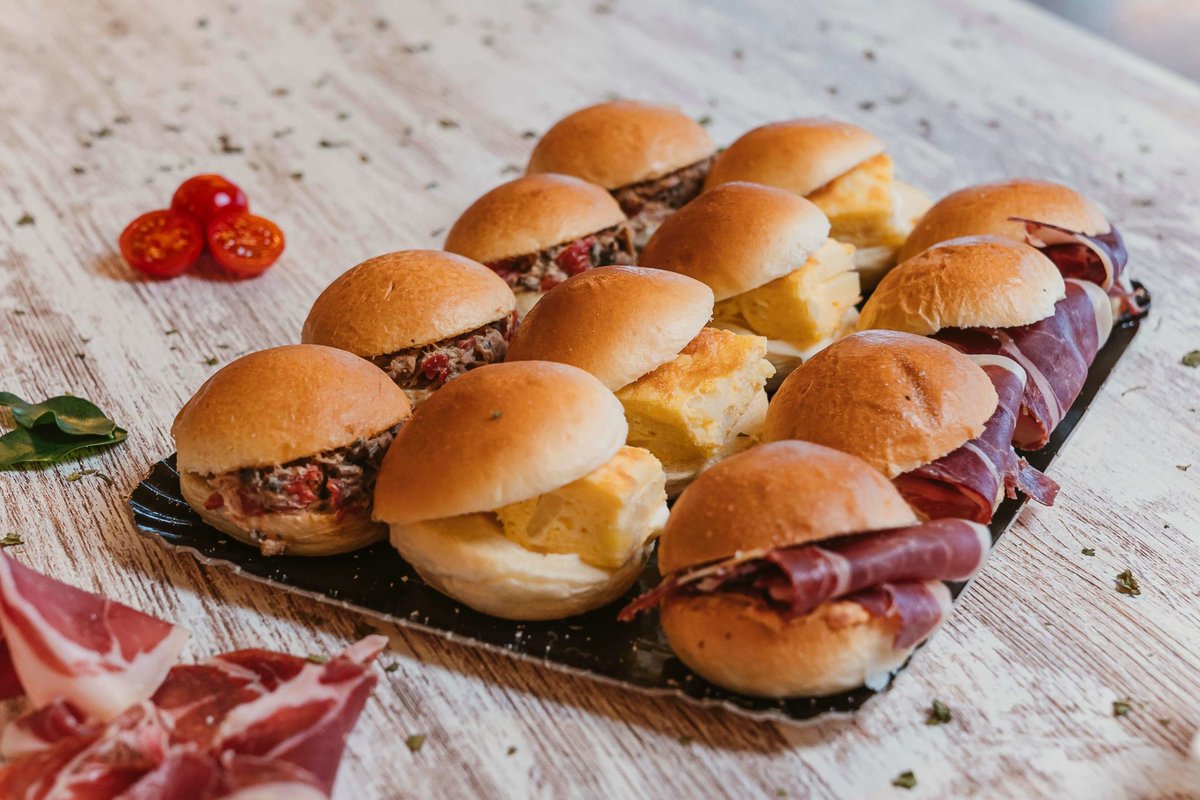 Medixmt's tweet photo. ---Arianna para los vecinos que si tenía cariño, y para los suyos hizo comida---

Coged, están recién hechos. https://t.co/alFZO0Kd7X